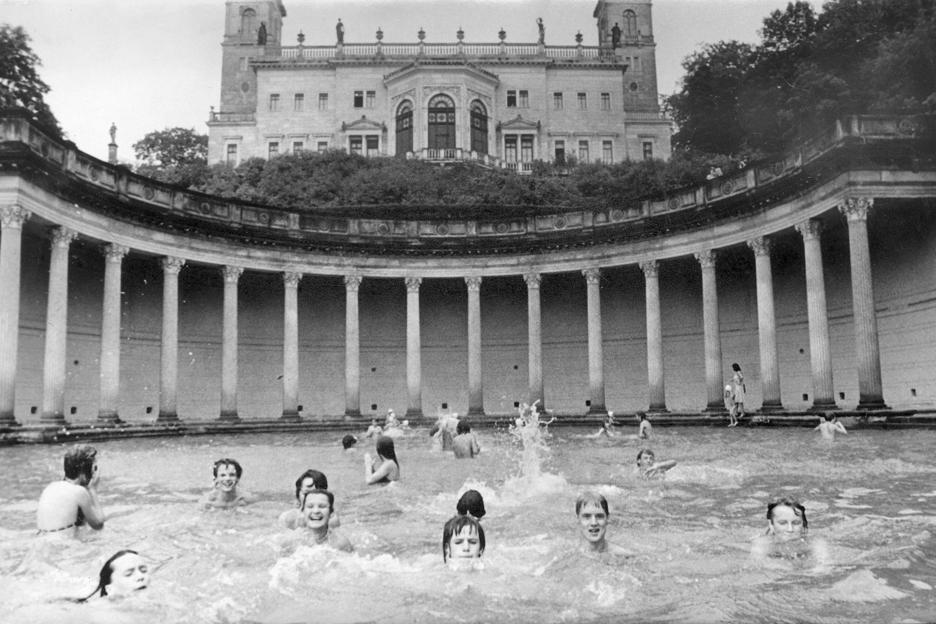 Baden in historischem Ambiente: Von 1951 bis 1990 wurde das Schloss Albrechtsberg als „Pionierpalast“ und Freizeitstätte genutzt.