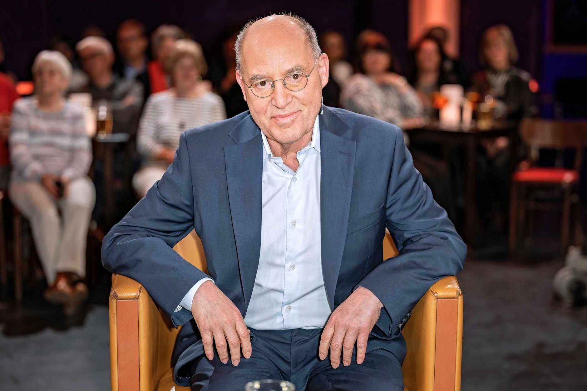 Linke-Politiker Gregor Gysi heitert die Stimmung im Publikum mit seiner Anekdote auf.