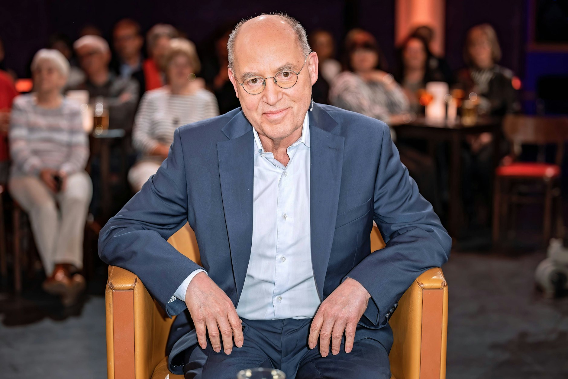 Linke-Politiker Gregor Gysi heitert die Stimmung im Publikum mit seiner Anekdote auf.