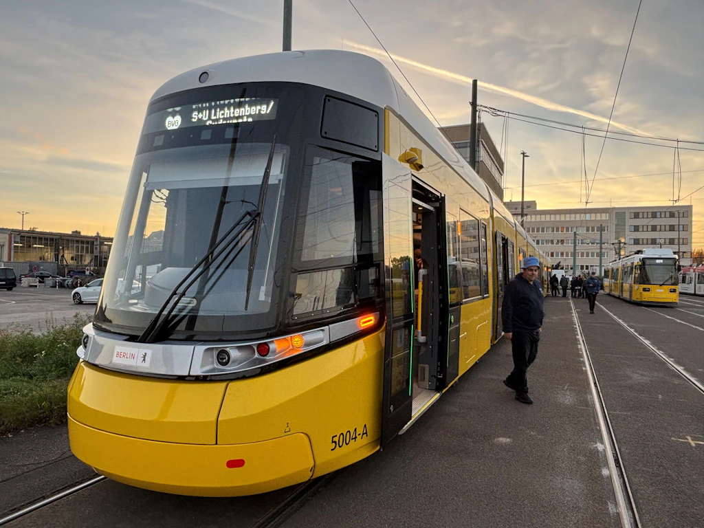 Das 100-Tonnen-Problem der BVG: Warum der Urbanliner immer noch keine Fahrgäste befördern darf