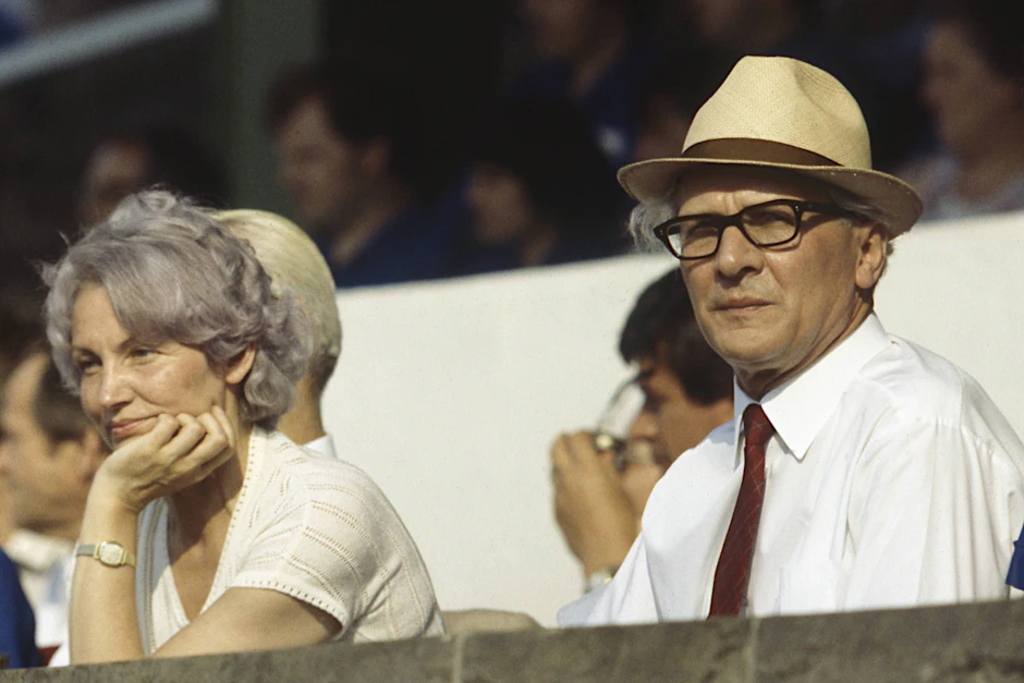 Erich Honecker und Ehefrau Margot bei einer Parade in Ost-Berlin
