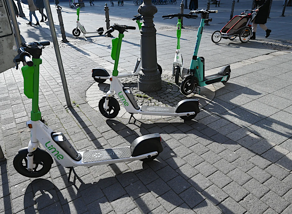 An einem Bahnhof in Schleswig-Holstein wollte sich ein junger Mann einen E-Scooter ergaunern.