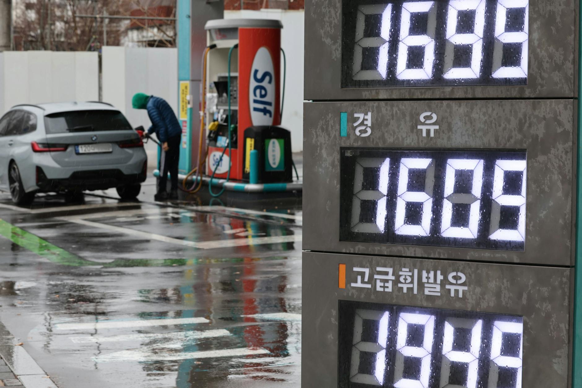 Südkoreas Regierung reagiert auf steigende Ölpreise mit einem Preisdeckel für Kraftstoffe.
