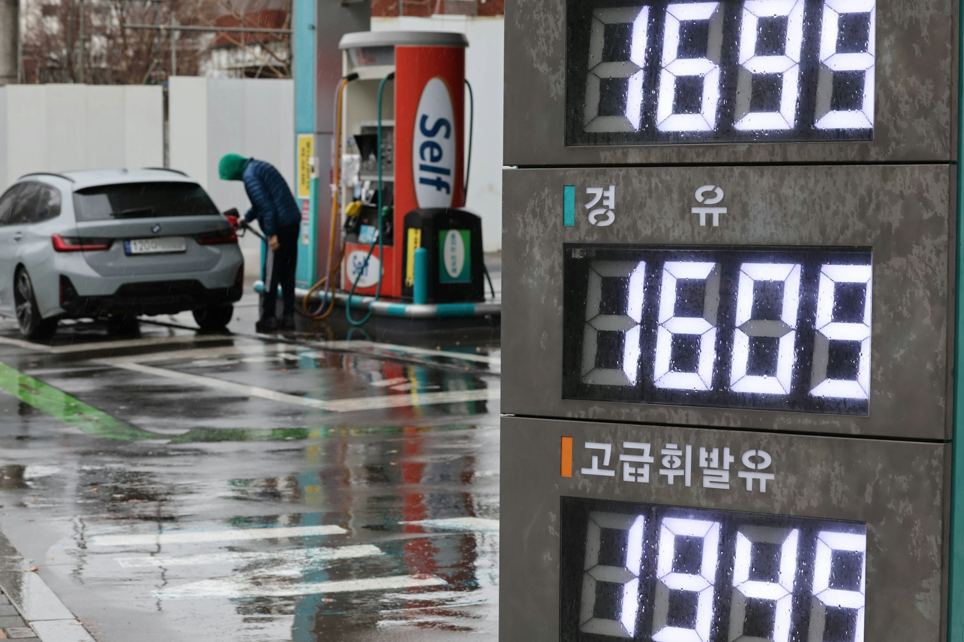 Südkoreas Regierung reagiert auf steigende Ölpreise mit einem Preisdeckel für Kraftstoffe.