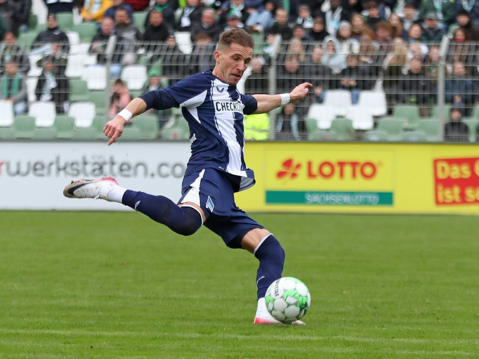 Fitness-Phänomen Peter Pekarik ist längst eine Hertha-Legende. Der 39-jährige Slowake spielt noch immer für die U23 von Hertha BSC und zeigt den Bubis einige Tricks.