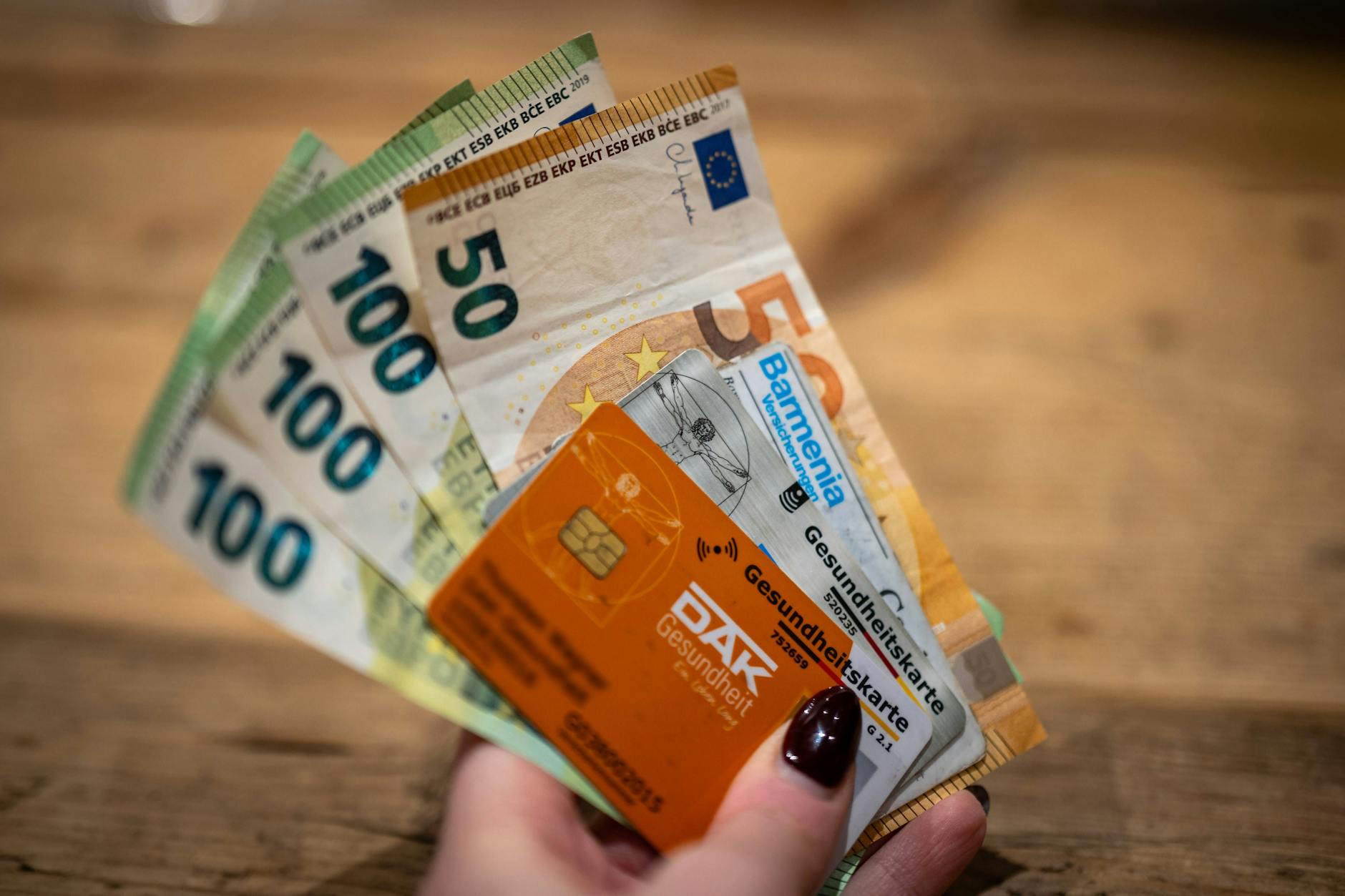 Viele Kunden müssen seit 2026 höhere Krankenkassenbeiträge zahlen – wegen Finanznot. Gleichzeitig haben die Krankenkassenchefs Gehaltserhöhungen bekommen. (Symbolfoto)