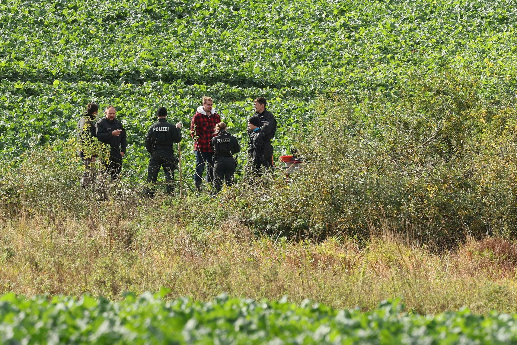 Polizisten stehen neben dem Tümpel, an dem die Leiche von Fabian aus Güstrow gefunden wurde.