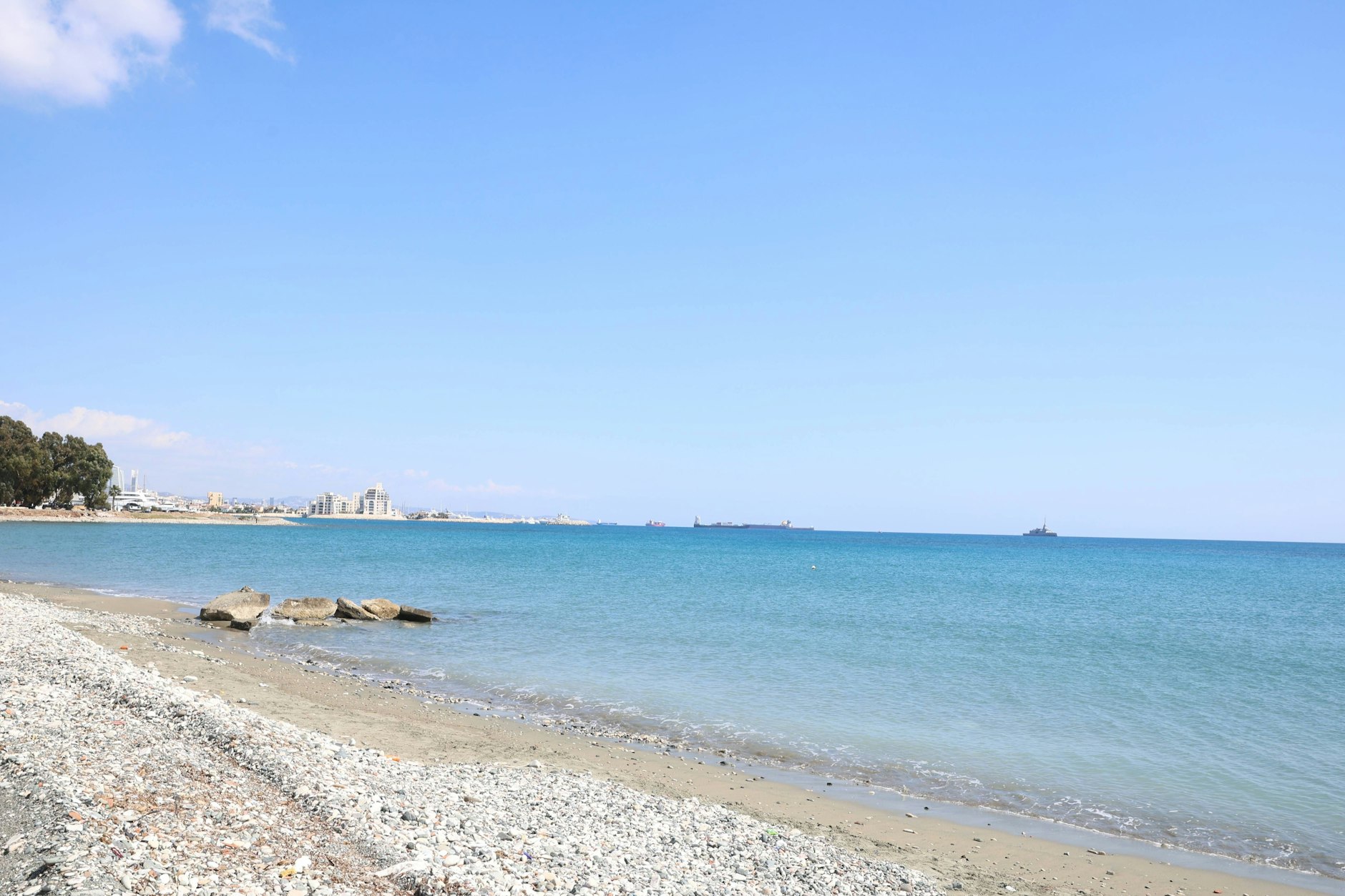 Die Idylle trügt, eine griechische Fregatte erreicht den Hafen von Limassol auf Zypern.