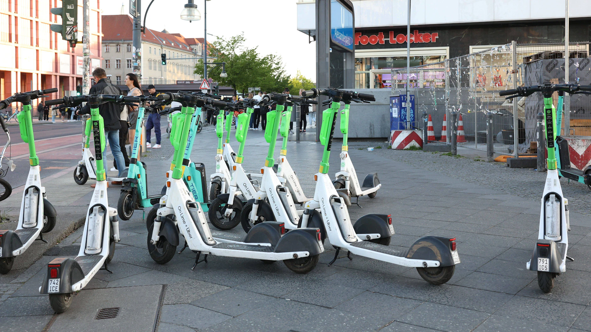 E-Scooter verstopfen den Bürgersteig am Alex – nur eine Spielart der großen Schluffigkeit.