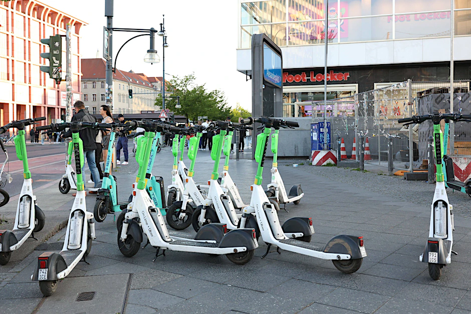 E-Scooter verstopfen den Bürgersteig am Alex – nur eine Spielart der großen Schluffigkeit.
