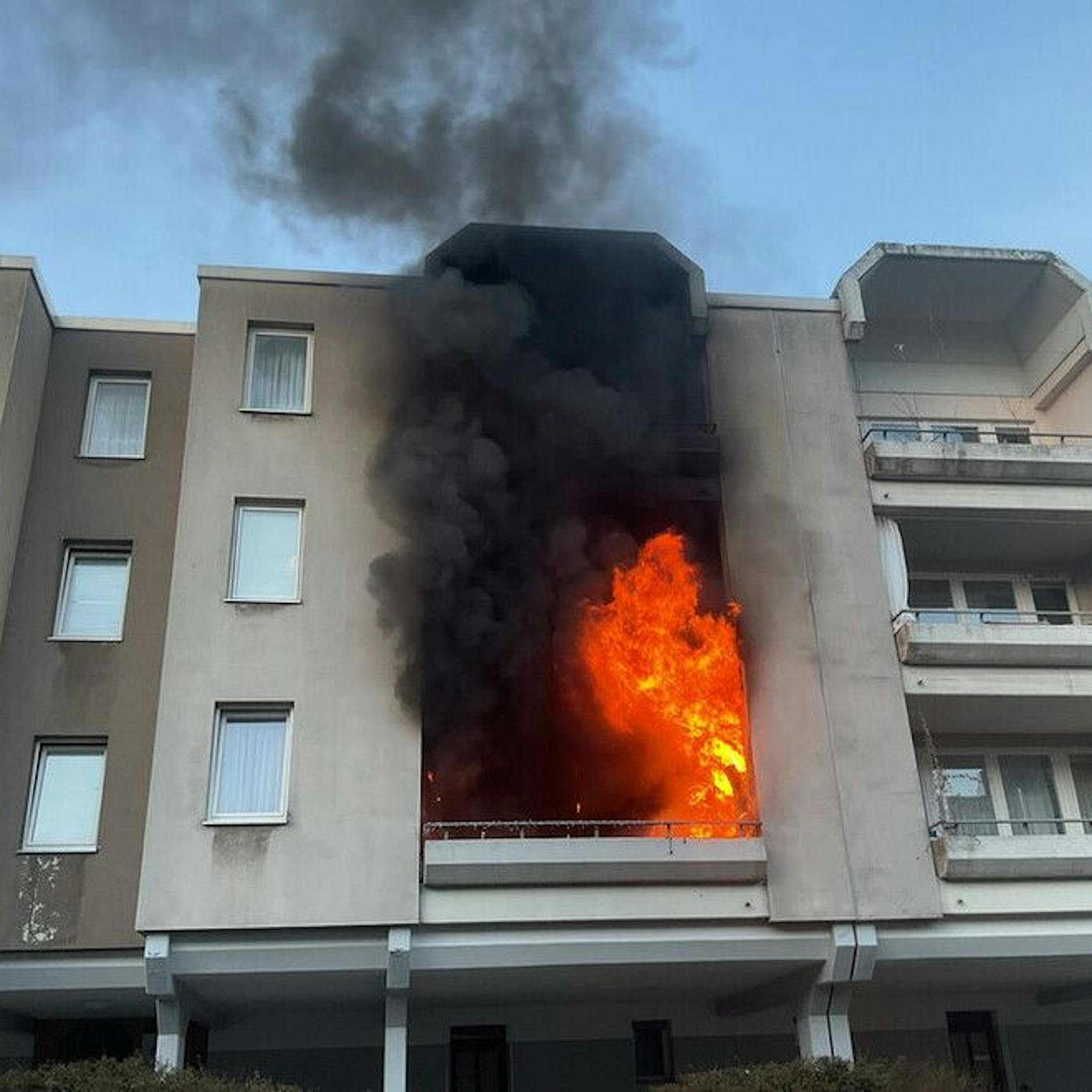 Mutige Polizeikräfte verhindern Schlimmeres bei Wohnungsbrand!