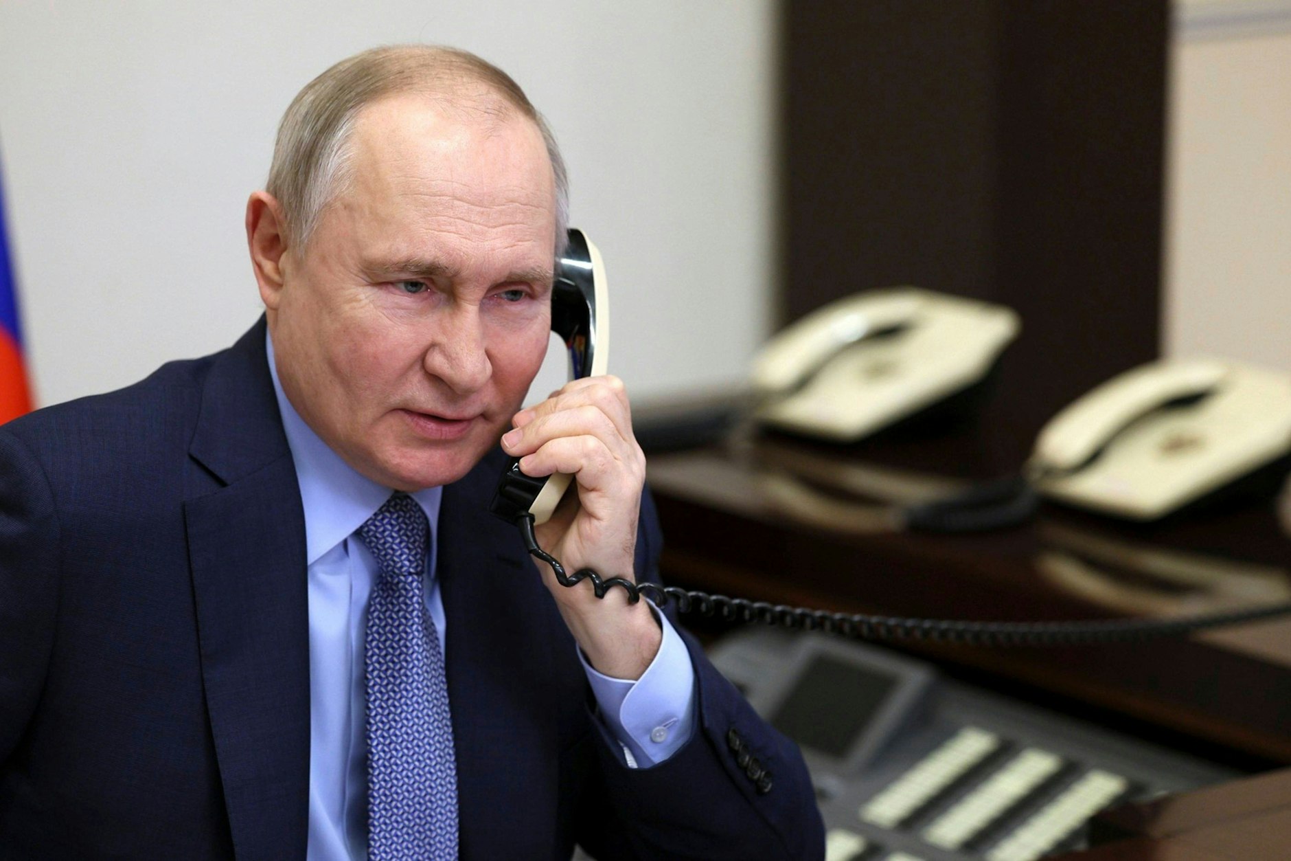 Russlands Präsident Wladimir Putin am Telefon
