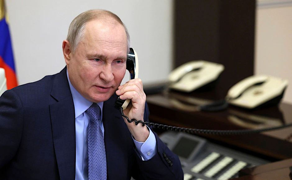 Russlands Präsident Wladimir Putin am Telefon