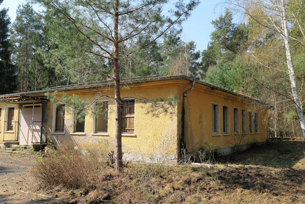Die Ruine des Gästebungalows auf dem früheren Militärflugplatz Sperenberg. In diesem Häuschen übernachteten streng bewacht auch Erich und Margot Honecker vom 12. zum 13. März 1991.