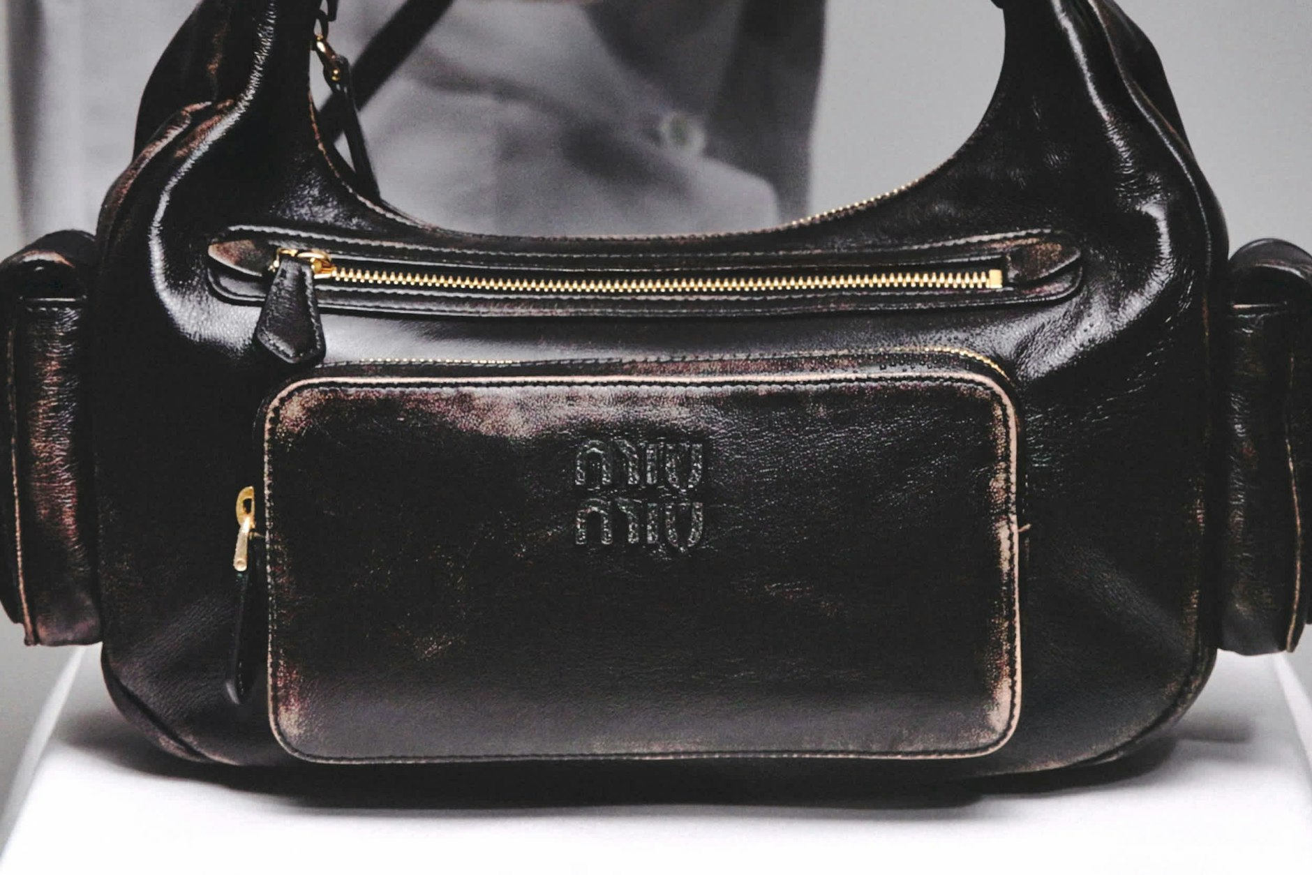 Was sonst Jahre dauert, wird hier künstlich inszeniert: Diese Miu-Miu-Handtasche bekommt den Patina-Look aufgesprüht.