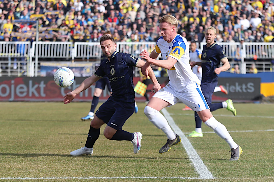 Auswärtssieg für Jena im Lepziger Bruno-Plache-Stadion: Lok-Spieler Tobias Dombrowa versucht&nbsp; Nicolas Wähling von Carl Zeiss Jena zu stoppen.