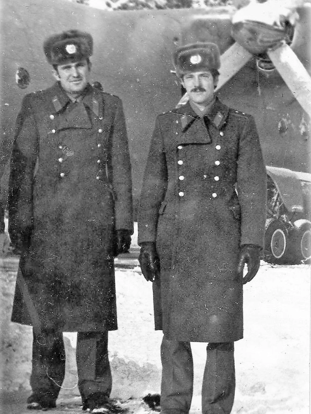 Der Offizier in der Roten Armee und Pilot DmitriyRushkovskyy (r.) während seiner Dienstzeit auf dem Militärflugplatz Sperenberg vor einer Maschine vom Typ Antonow.