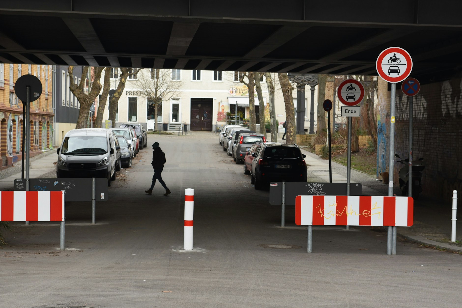 Stadthausstraße in Lichtenberg: Seit 2023 ist Kraftfahrzeugen die Durchfahrt unter der Bahnbrücke versperrt.