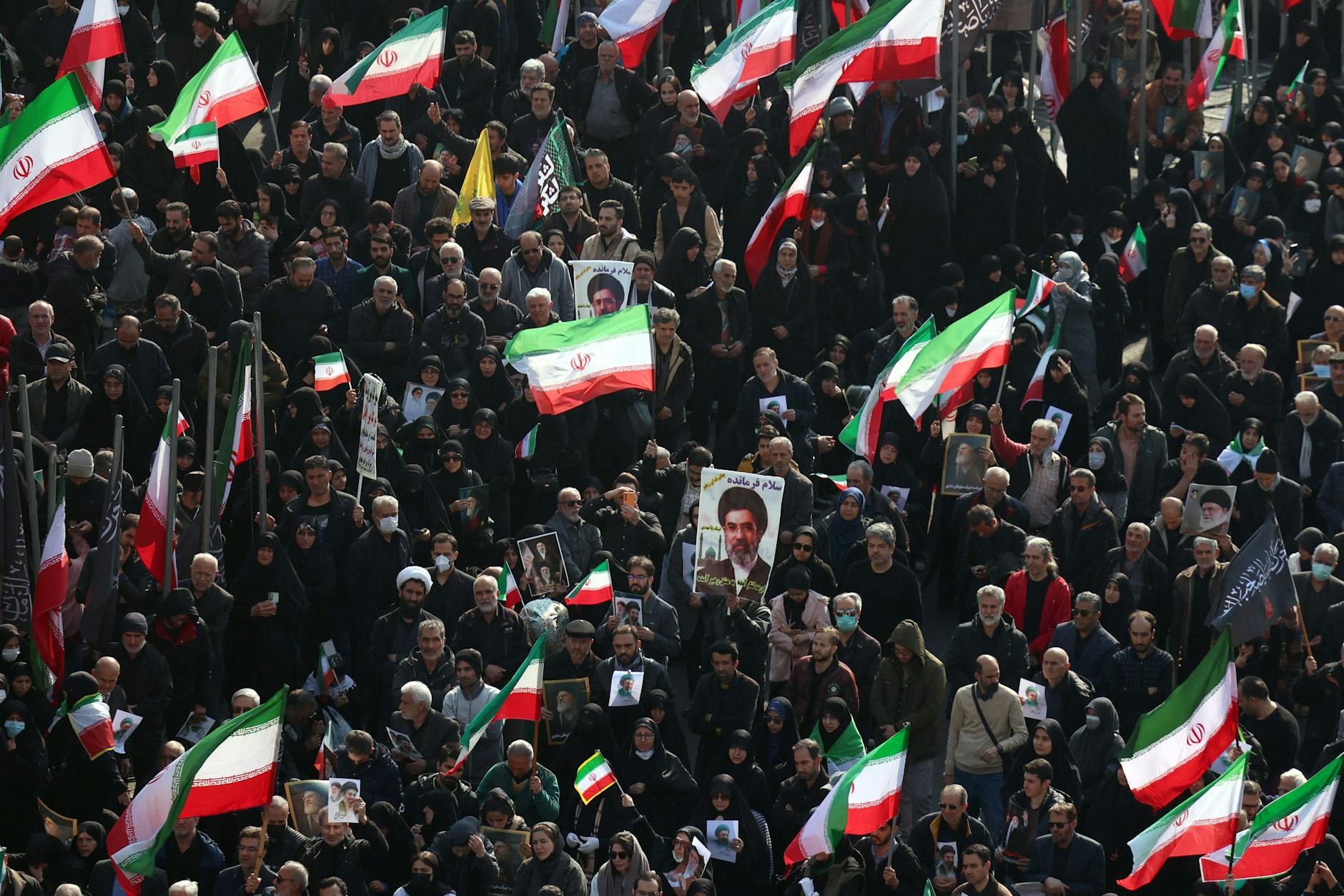 Demonstranten schwenken iranische Nationalflaggen und halten Bilder von Modschtaba Chamenei, dem neuen Obersten Führer des Iran
