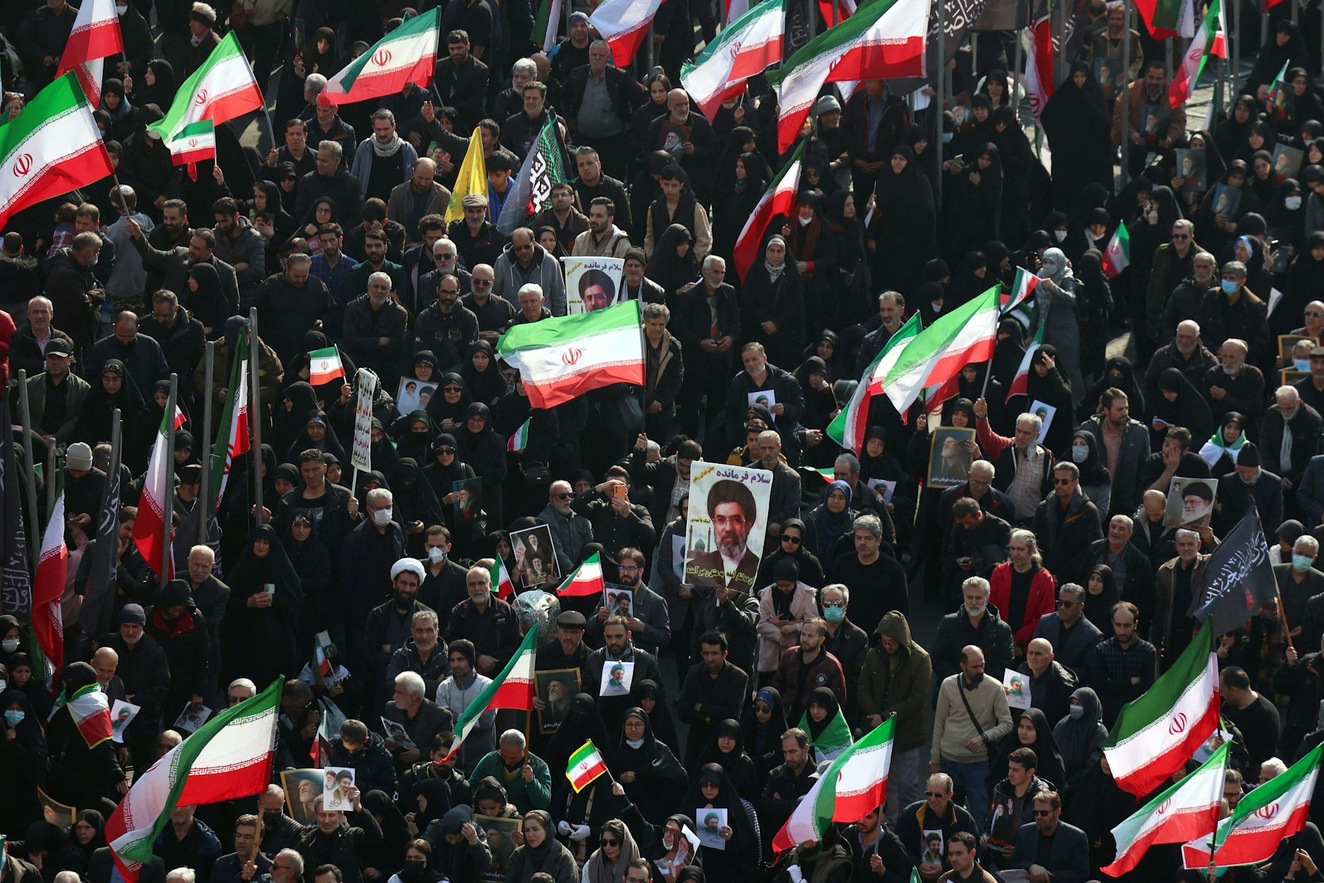 Demonstranten schwenken iranische Nationalflaggen und halten Bilder von Modschtaba Chamenei, dem neuen Obersten Führer des Iran