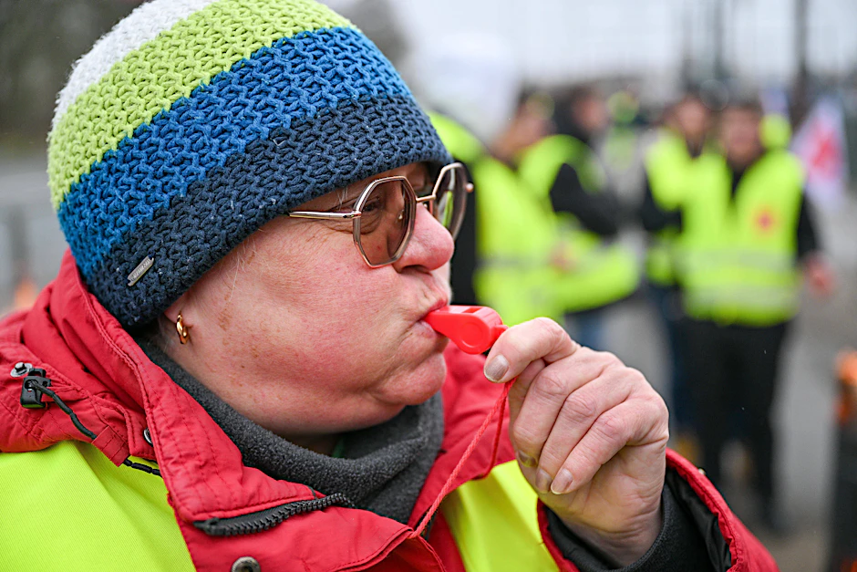 Streikende Frau (Archivbild): Die Arbeitgeber und die Gewerkschaft Verdi sind sich uneins. Darum wird nun gestreikt.