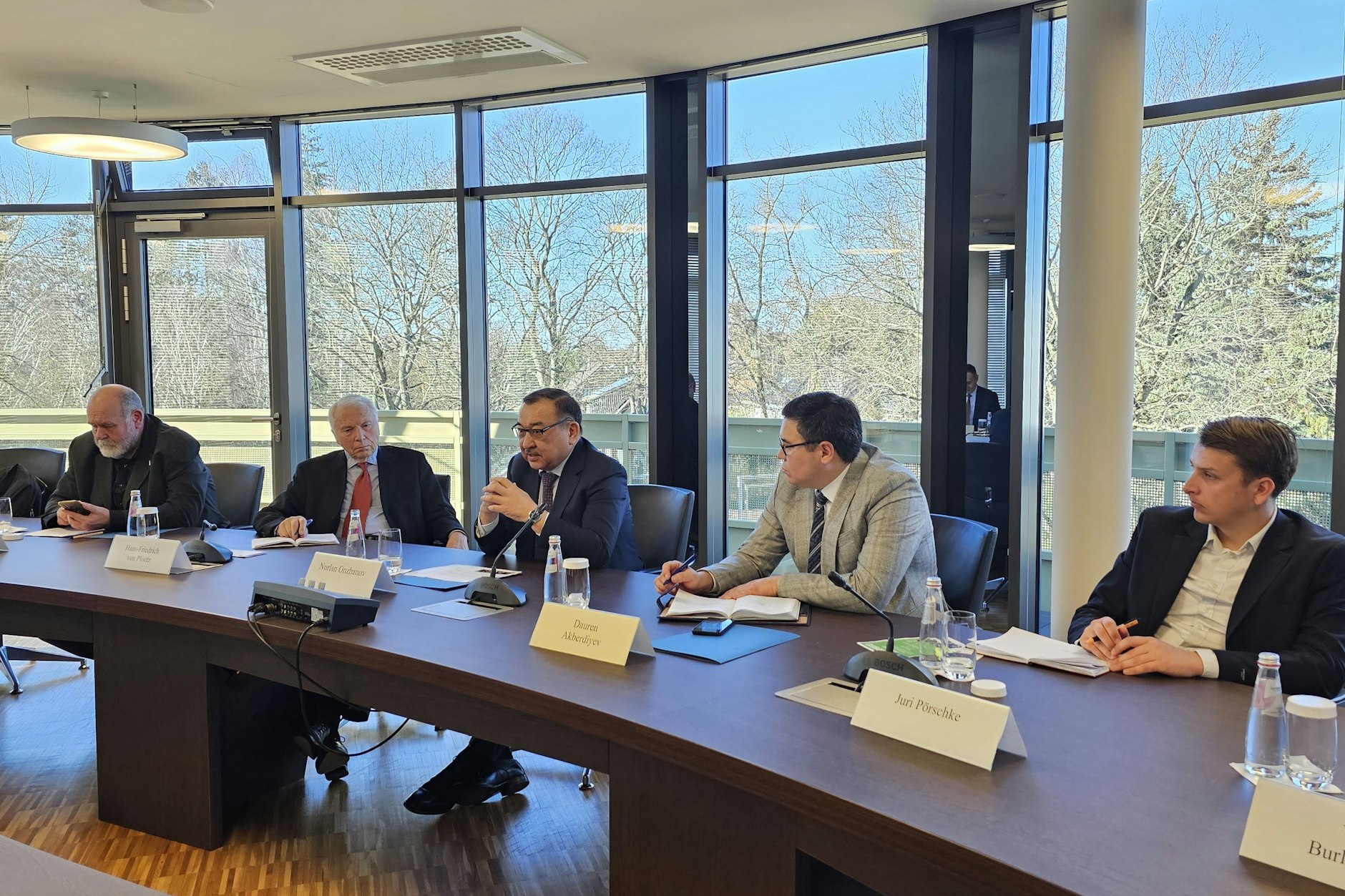 Kasachstans Botschafter in Berlin, Nurlan Onschanow (M.), beim Runden Tisch zur Verfassungsreform