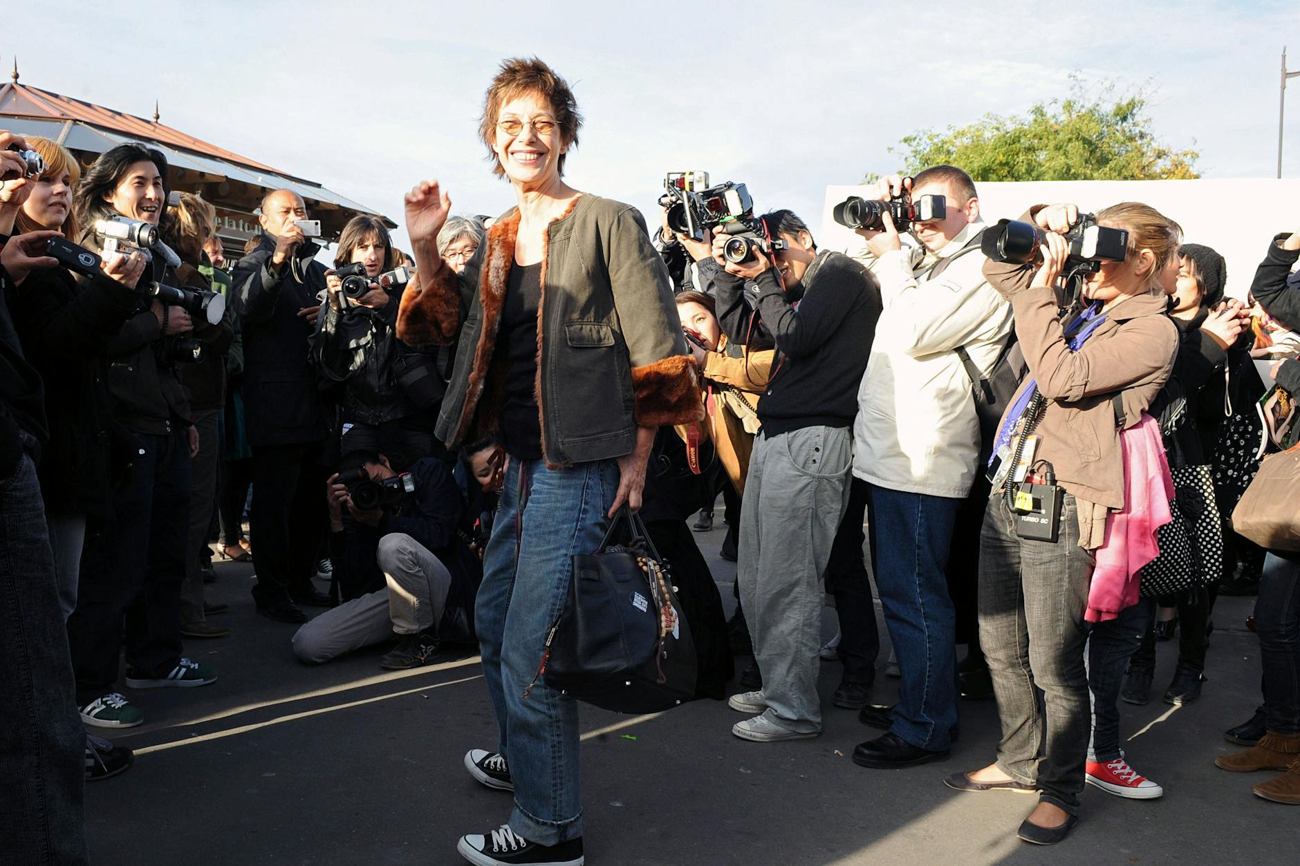 Jane Birkin 2008 auf dem Weg zu einer Show von Hermès, natürlich nicht ohne ihren treuen Begleiter: die Birkin-Bag.