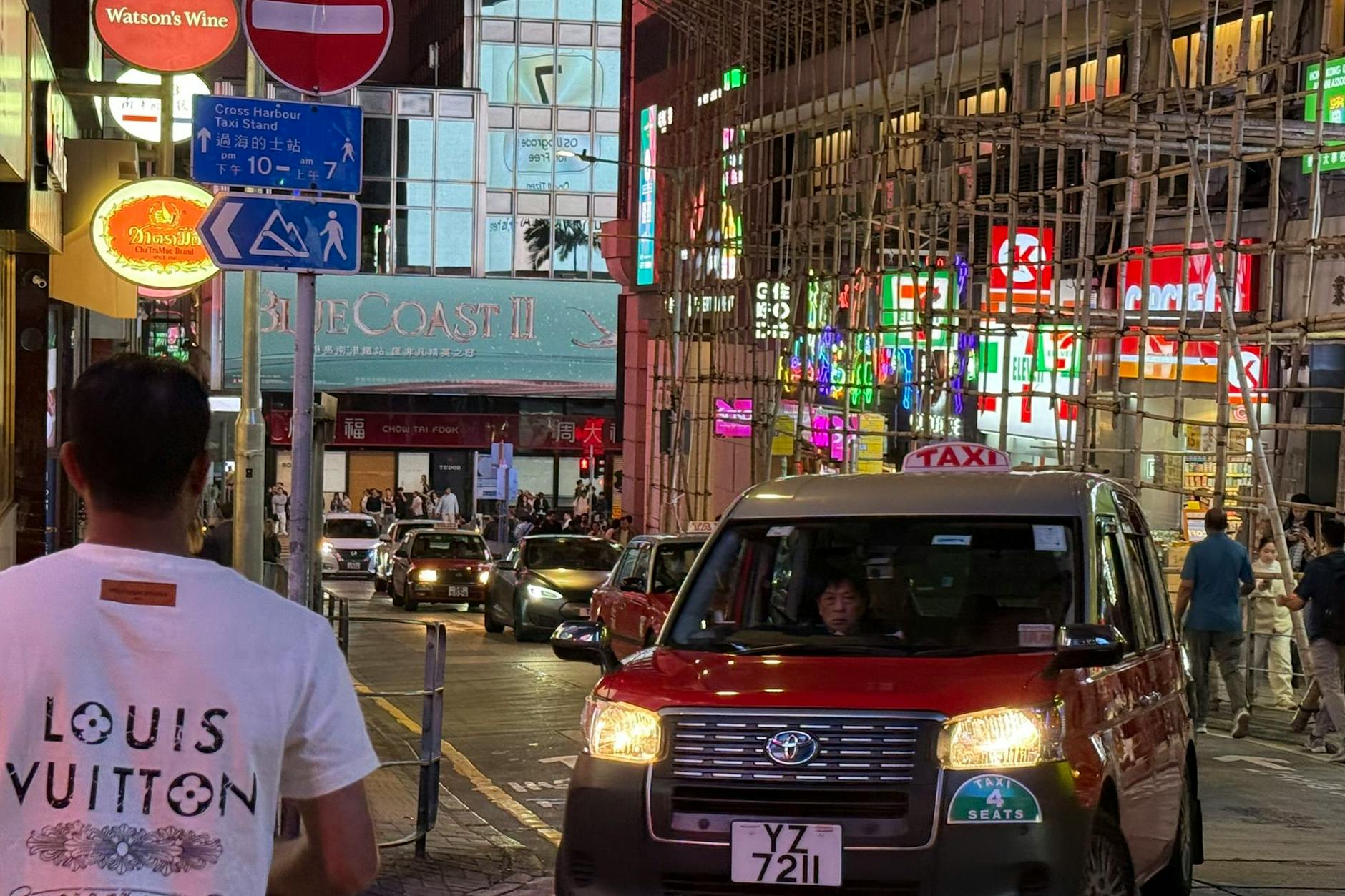 Momentaufnahme im nächtlichen Ausgehviertel Lan Kwai Fong