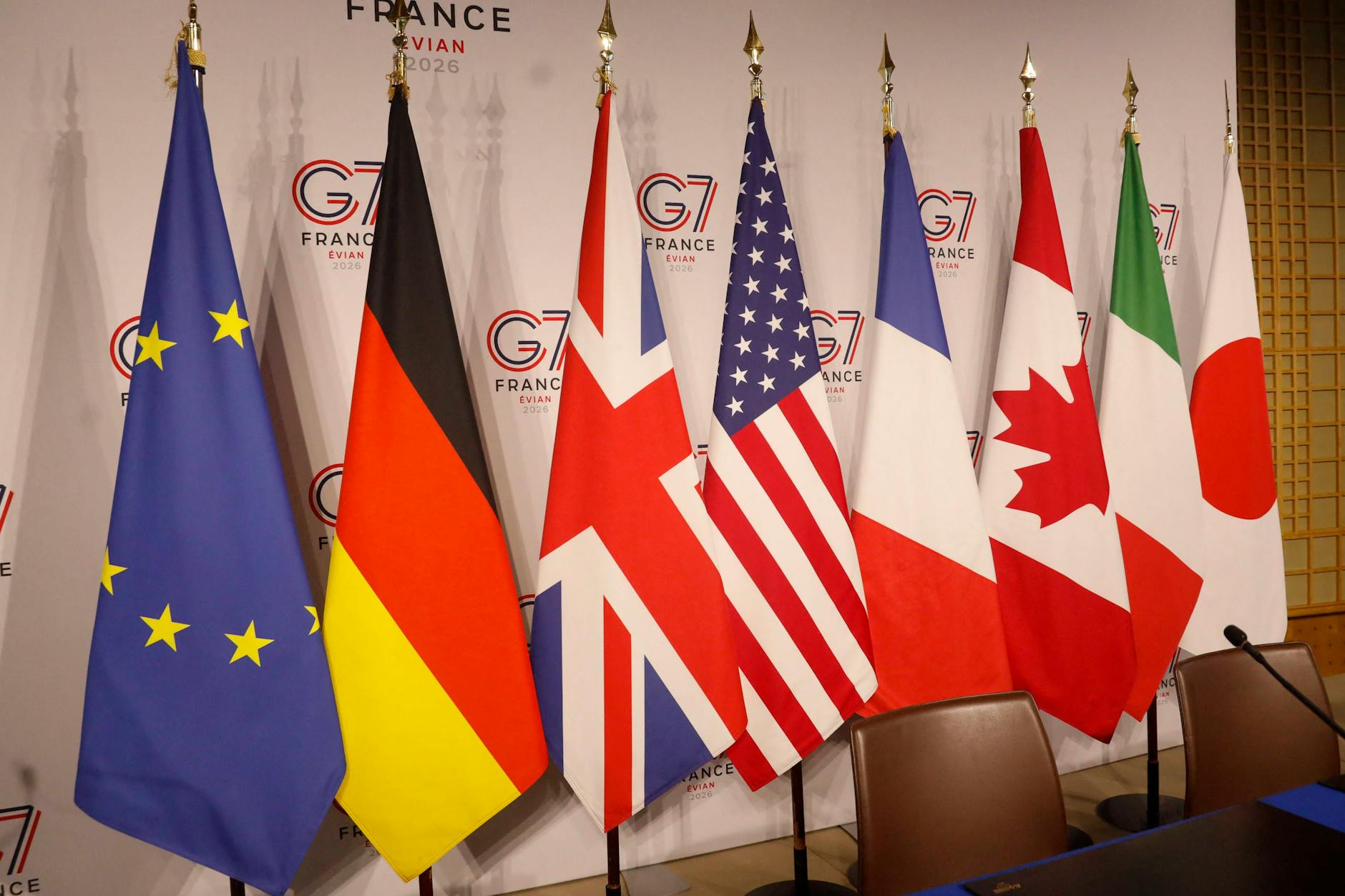 Flaggen der G7-Staaten während eines Treffens der digitalen Finanzbranche in Paris