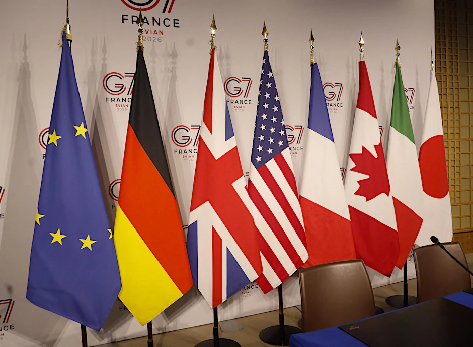 Flaggen der G7-Staaten während eines Treffens der digitalen Finanzbranche in Paris