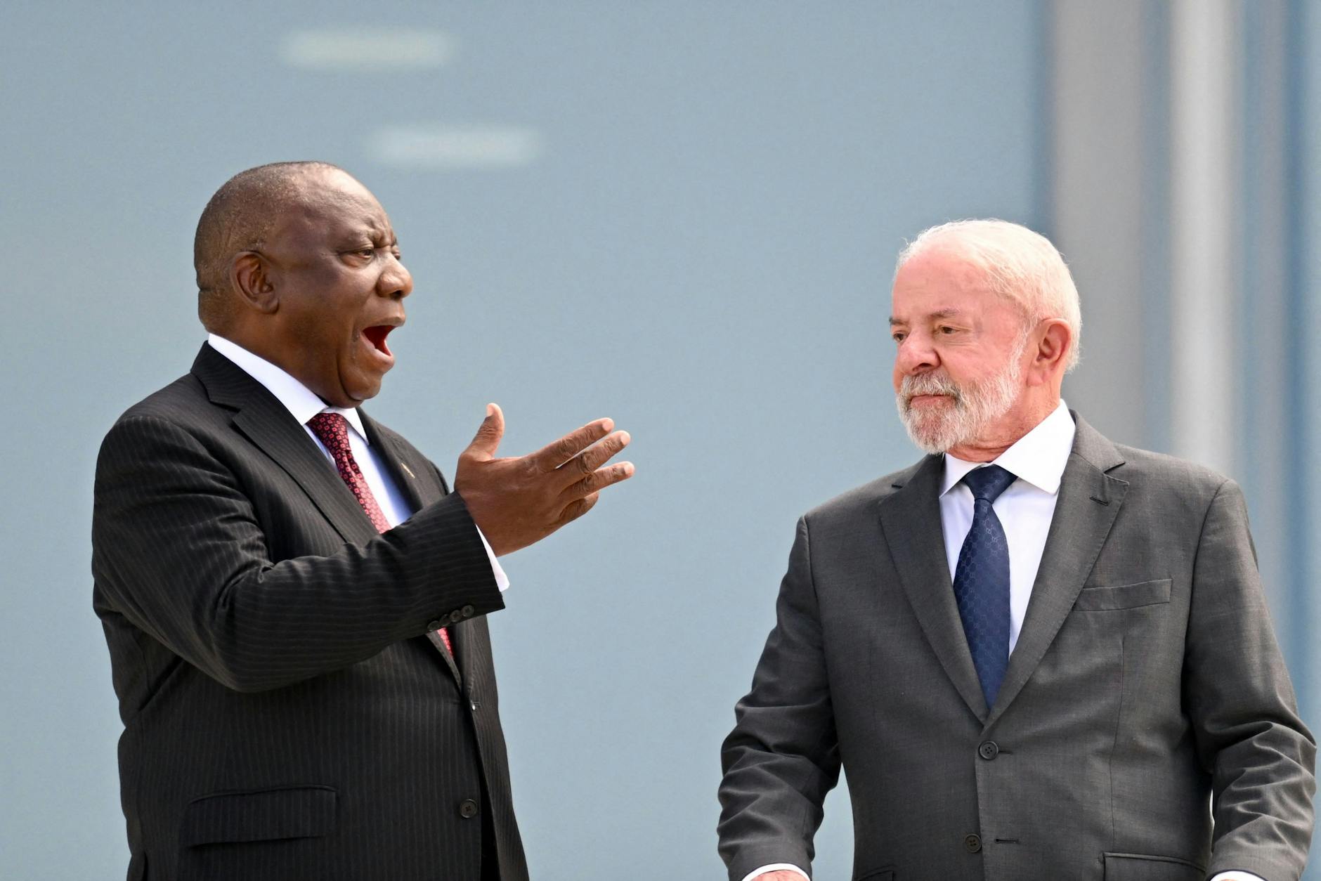 Luiz Inácio Lula da Silva (rechts), Präsident von Brasilien, und Cyril Ramaphosa, Präsident von Südafrika, während einer Begrüßungszeremonie in Brasília