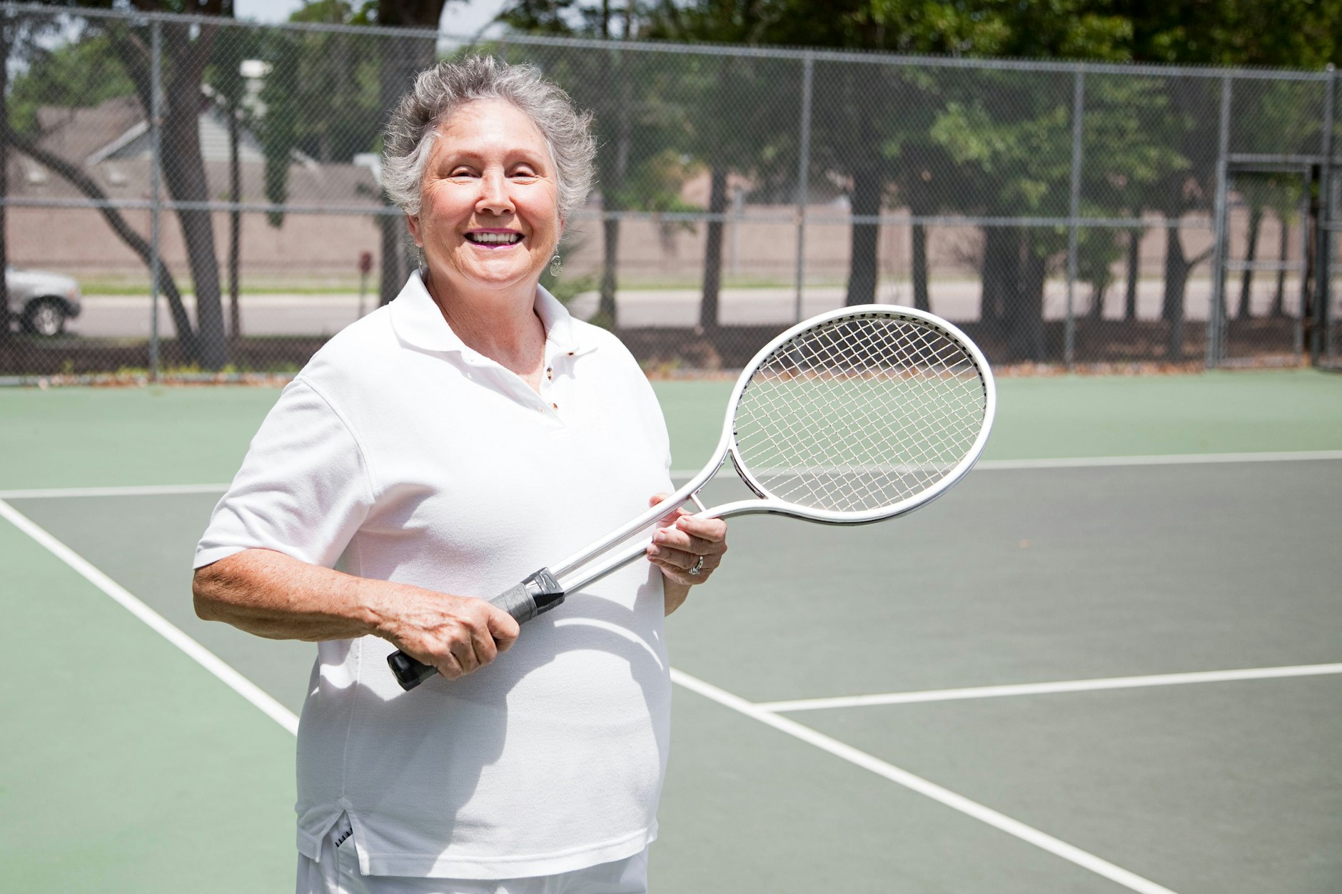 Beim klassischen Poloshirt, das viele Tennisspieler tragen, ist der Saum hinten länger. Man nennt dieses modische Hilfsmittel auch Tennnis-Tail.