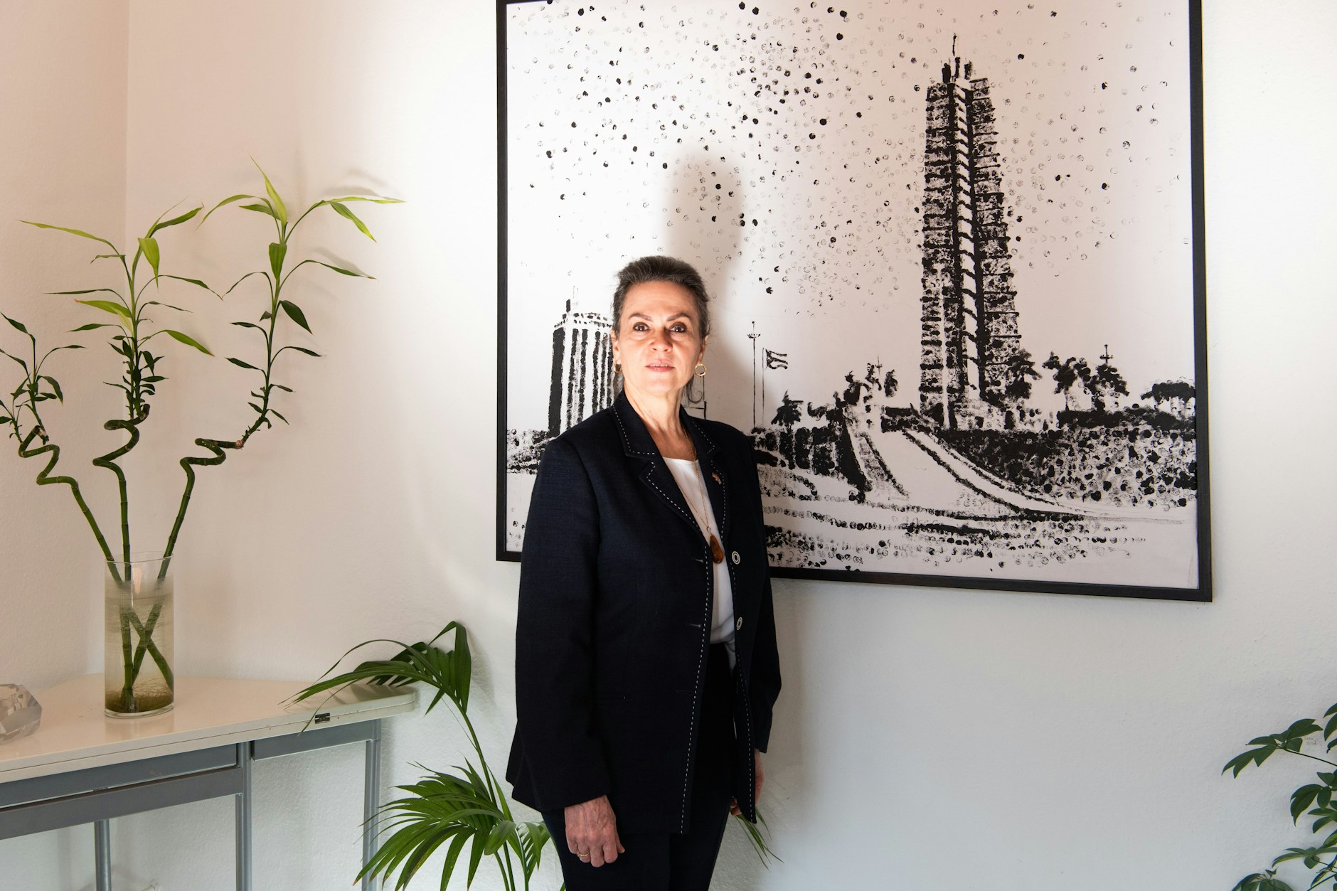 „Eine Revolution, die sich nicht verteidigen kann und ihre Verteidigung nicht stärkt, wird unter bestimmten Umständen kaum überleben“, sagt die Botschafterin im Gespräch.