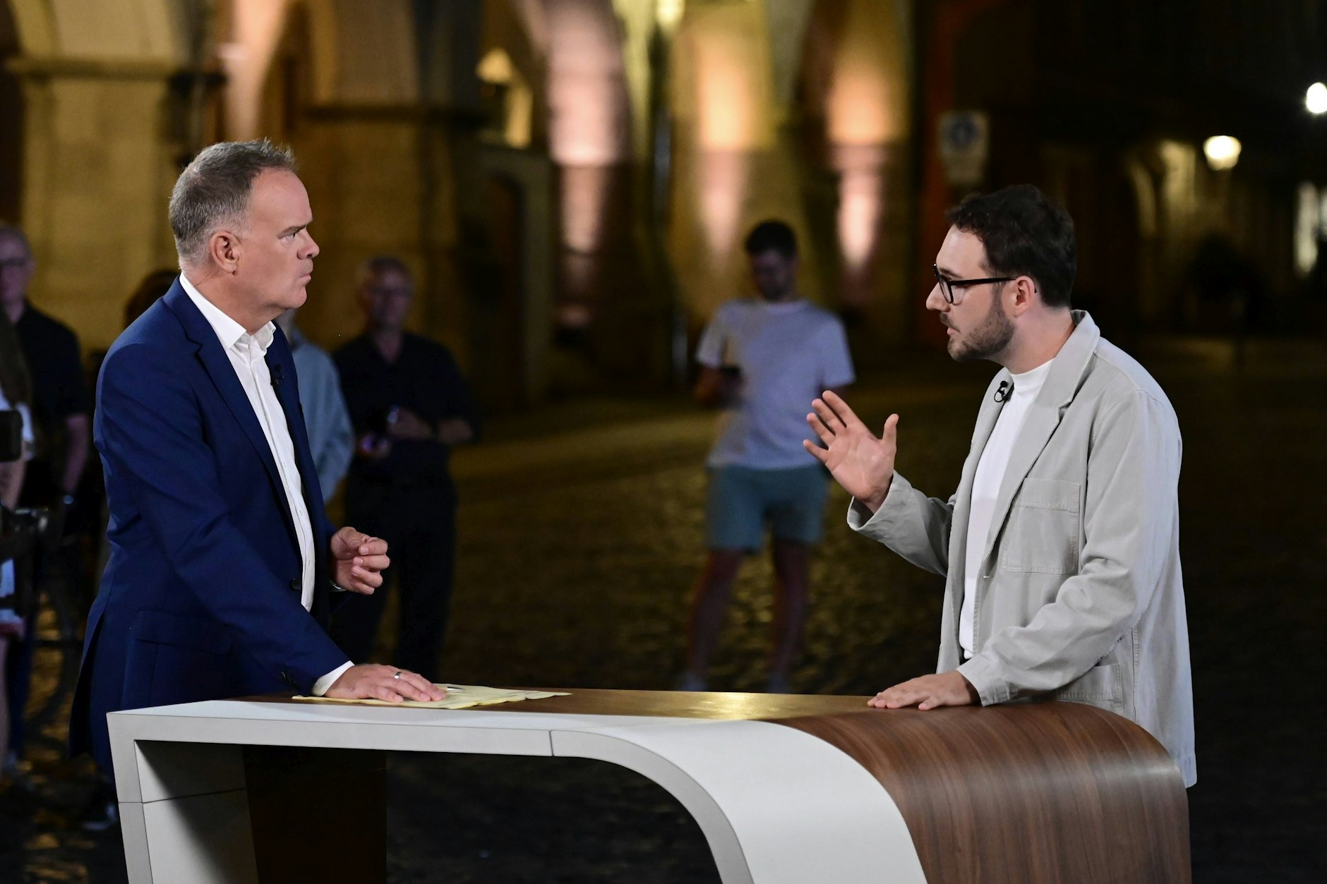 Lukas Rietzschel bei Christian Sievers in der Live-Ausgabe des ZDF-„heute journal“ vom Untermarkt aus der Görlitzer Altstadt.