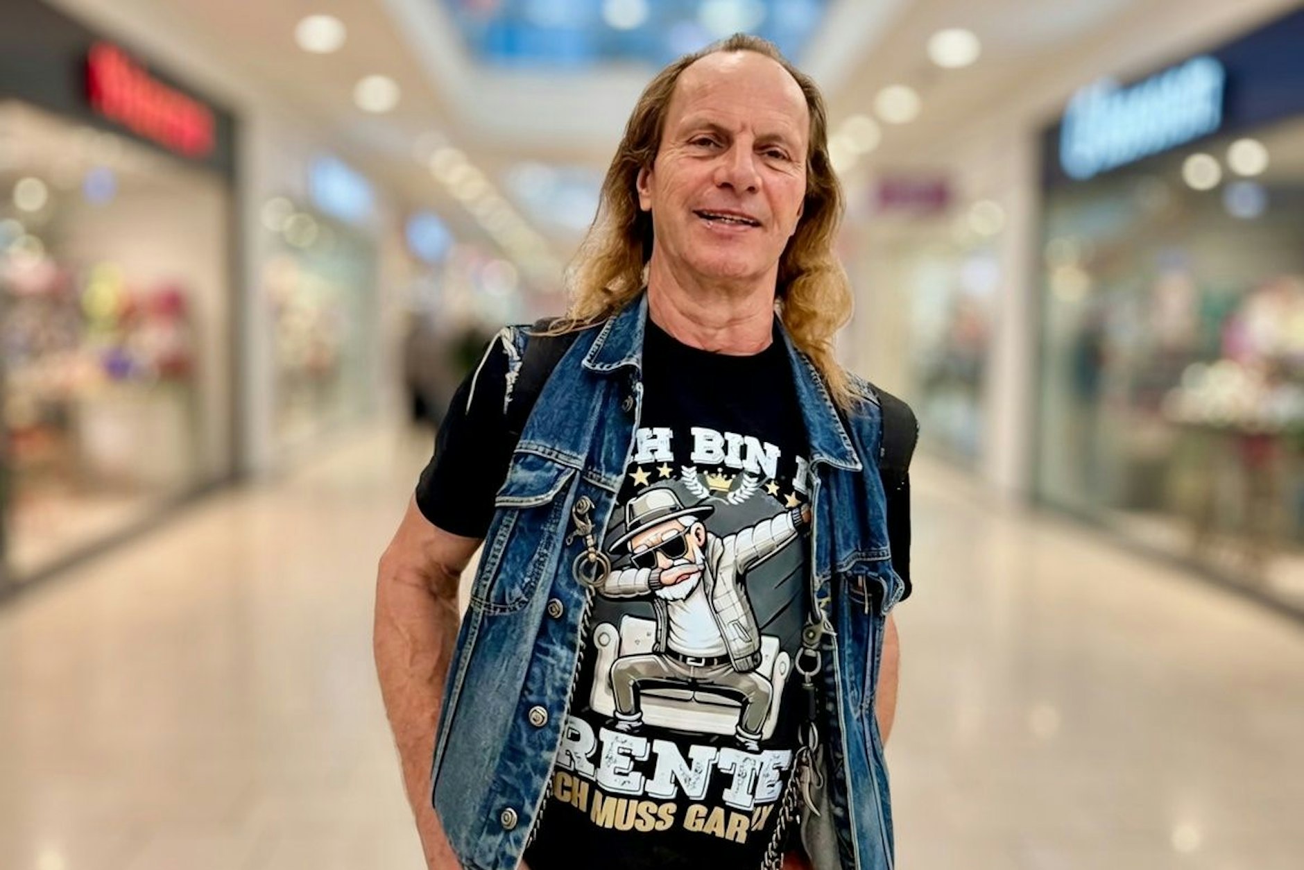 Roberto Volz (66) in der Shoppingmall: „Eigentlich sollte jeder selbst entscheiden, wie viel er einzahlt – so wie in den USA.“