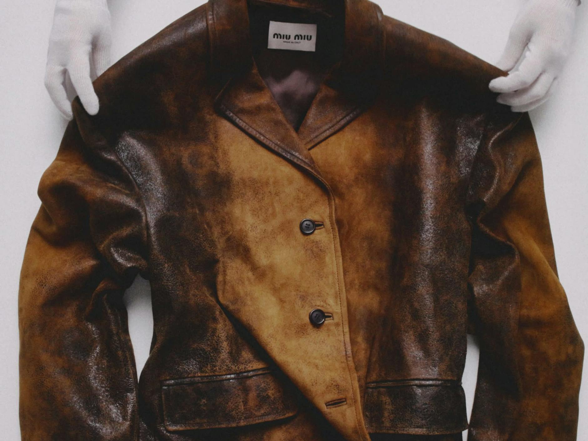 Wie ein Erbstück von Opa, nur neu: Dieser Lederblazer von Miu Miu wurde aufwendig von Hand geschliffen, gewaschen und gebürstet.