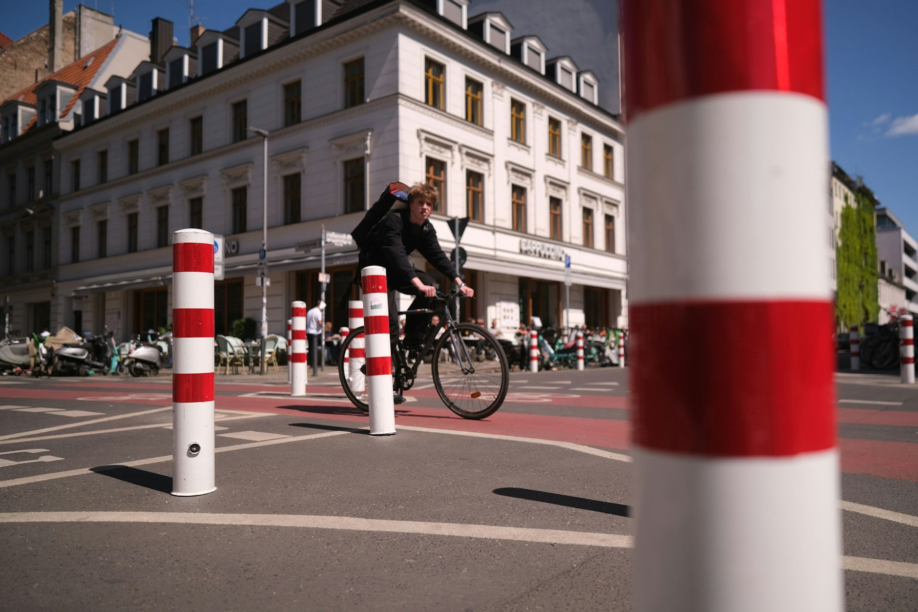 Keine Durchfahrt für Autos: Elf Poller stehen auf der Kreuzung Tucholsky- und Auguststraße in Mitte.
