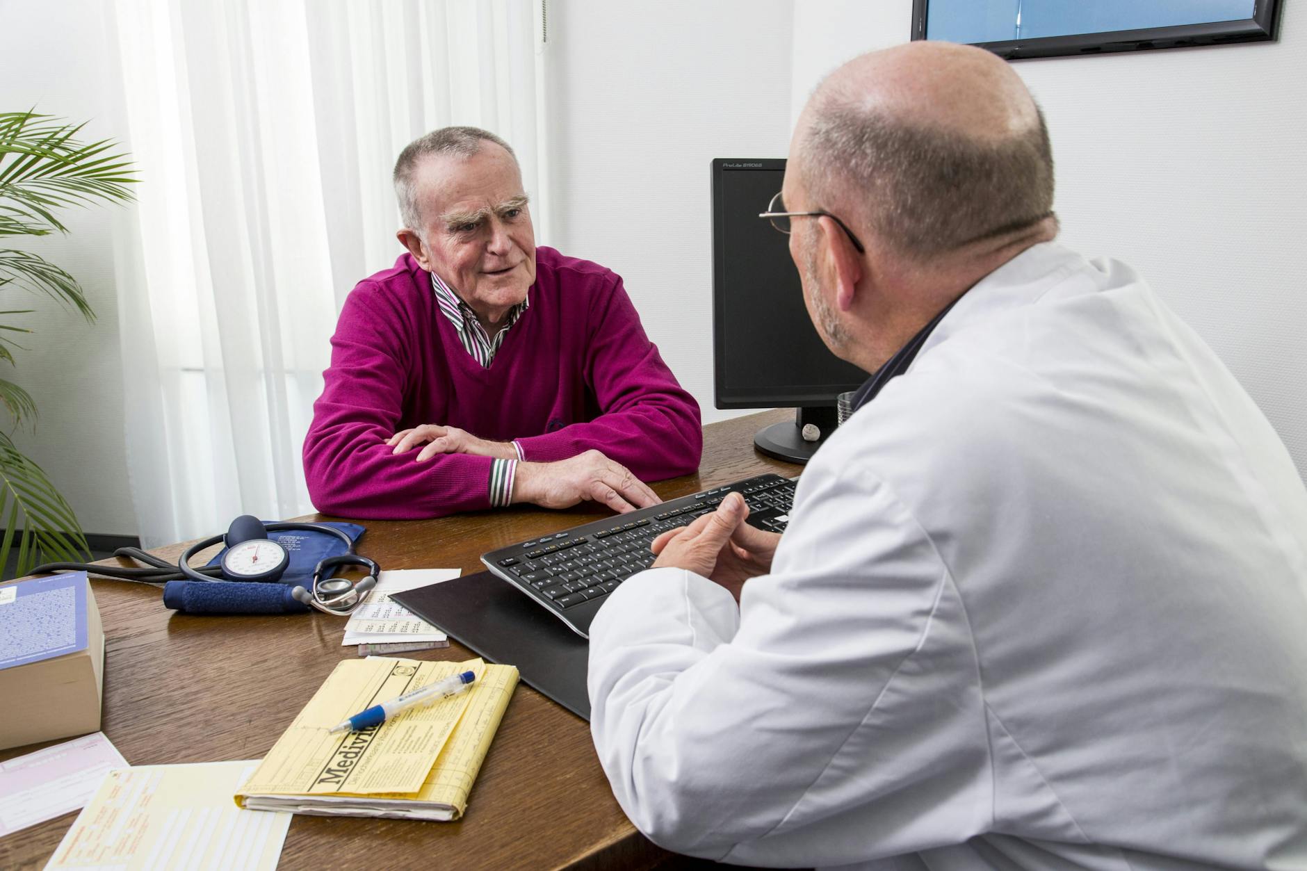 Immer mehr Kassenpatienten gehen in Rente und zahlen dann weniger Beiträge ein. (Symbolfoto)