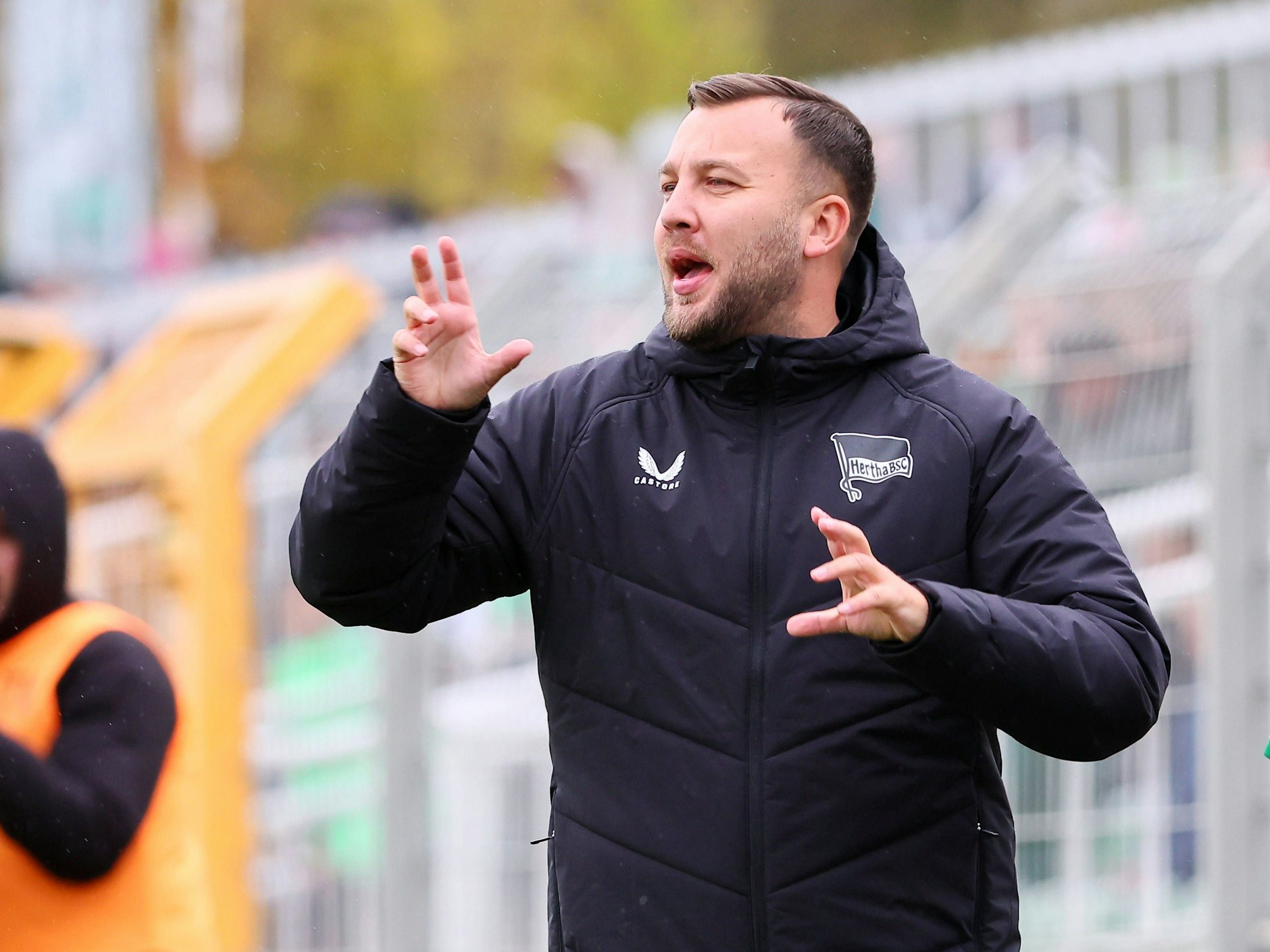 Herthas U23-Trainer Rejhan Hasanovic ist froh, dass er die beiden Hertha-Oldies Änis Ben-Hatira und Peter Pekarik im Team hat.