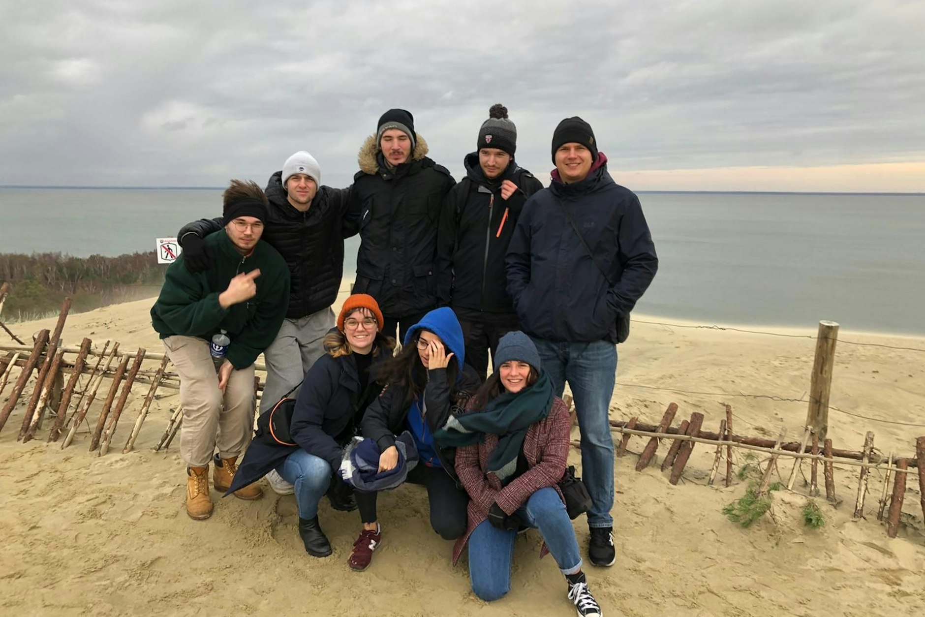 Eine deutsch-französisch-österreichische Reisegruppe an der litauischen Ostseeküste.