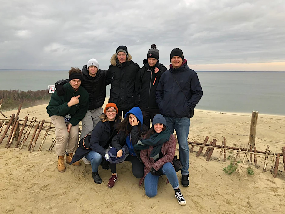 Eine deutsch-französisch-österreichische Reisegruppe an der litauischen Ostseeküste.