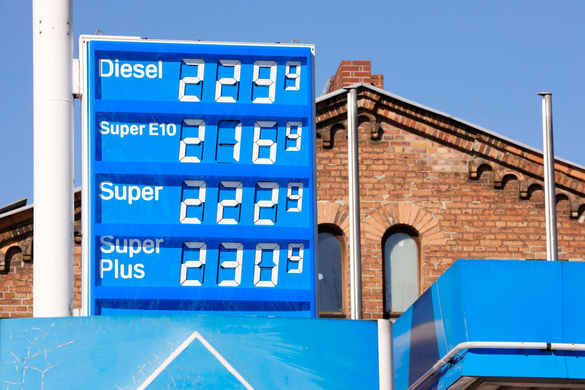 Die Benzinpreise klettern immer weiter nach oben. Wer hat wirklich Einfluss darauf?