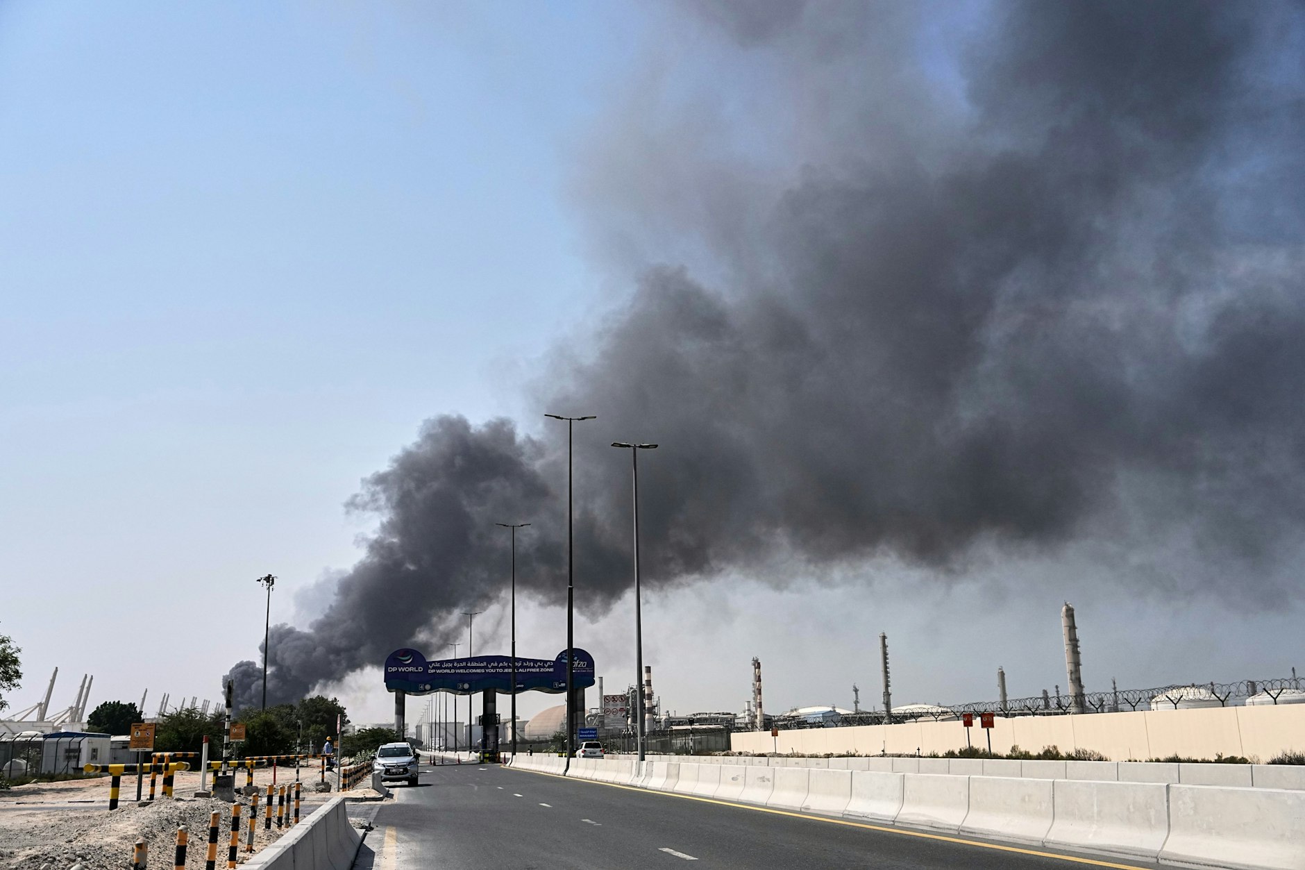 Schwarzer Rauchwolken ziehen nach einem iranischen Drohnenangriff über das Hafengebiet von Dubai auf.