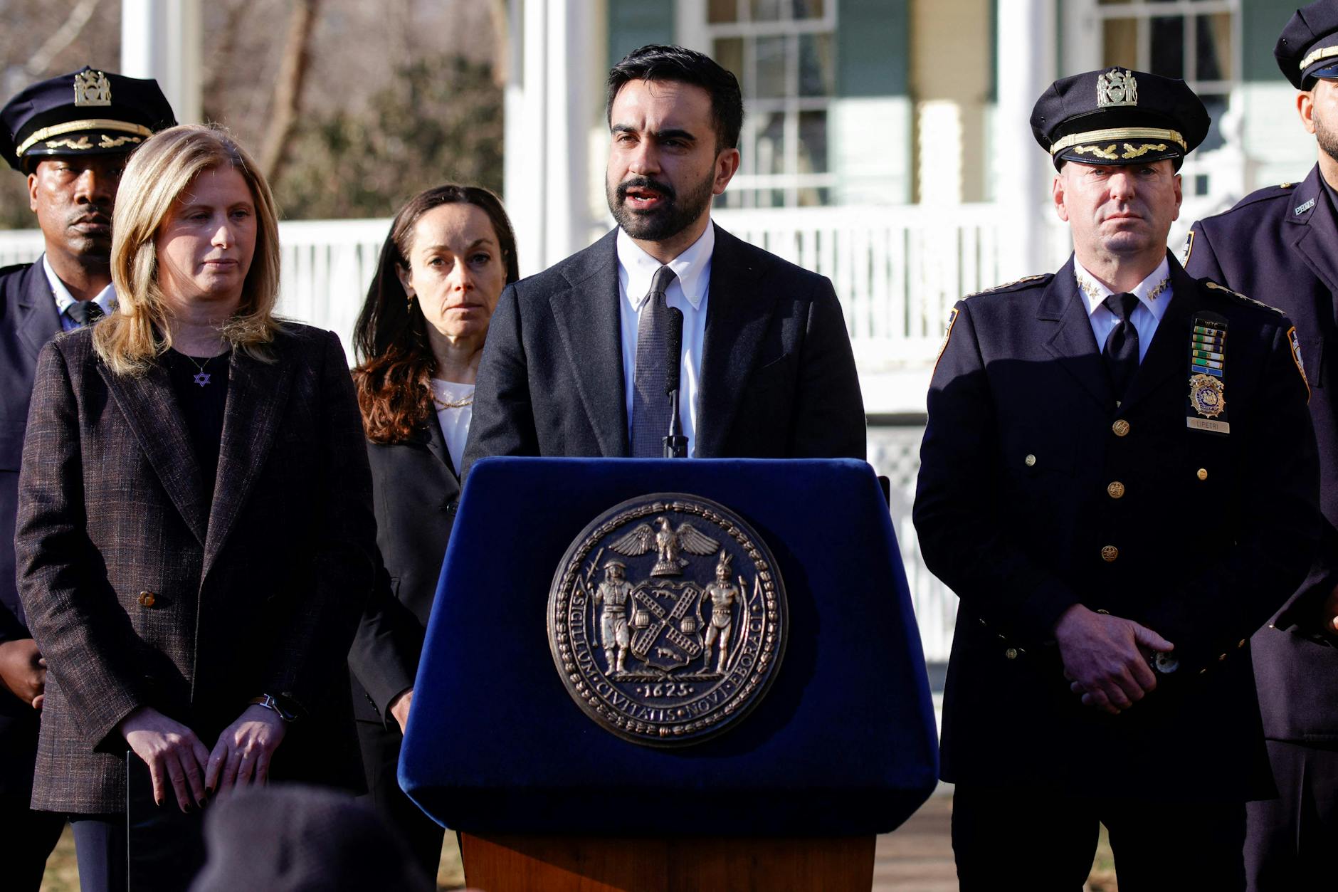 Der Bürgermeister von New York City, Zohran Mamdani bei der Pressekonferenz vor Gracie Mansion