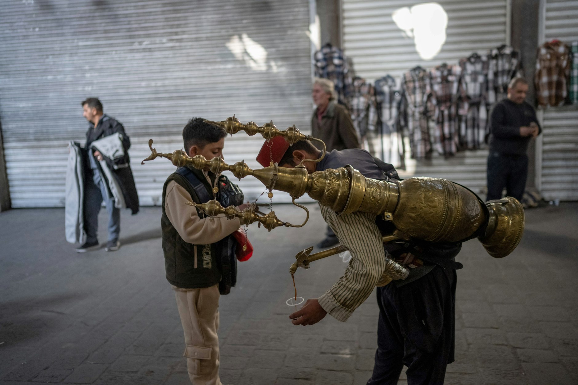 Ein Verkäufer erfüllt in Damaskus den Wunsch eines jungen Kunden.