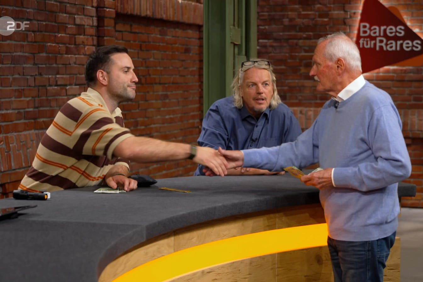 Händler David Suppes zahlt bei „Bares für Rares“ eine ordentliche Summe Geld für das goldene Armband.