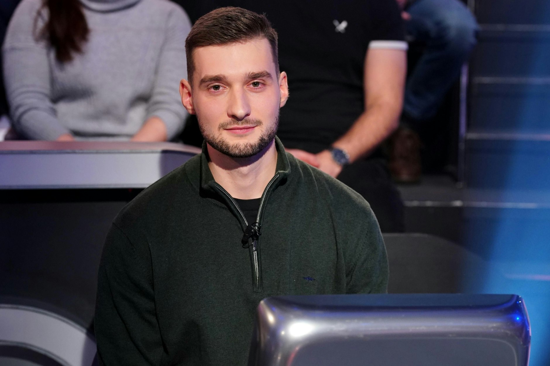 Weiß Sören Henschel, welche bekannte Firma hinter der Marke Alrika steckt? Leider nicht. Ob ein Joker bei „Wer wird Millionär“ helfen kann?