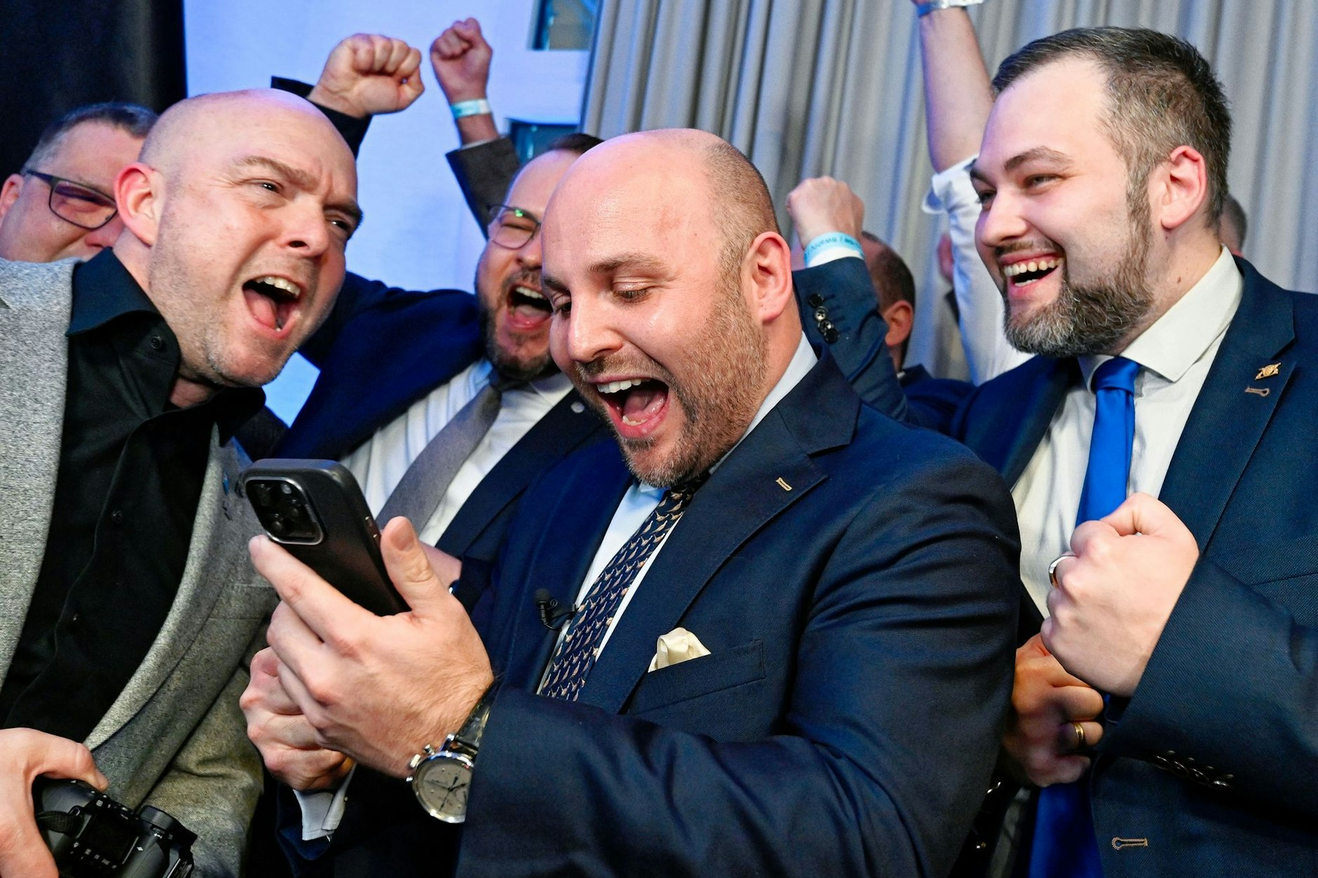 AfD-Spitzenkandidat Markus Frohnmaier (M.) während der ersten offiziellen Hochrechnung