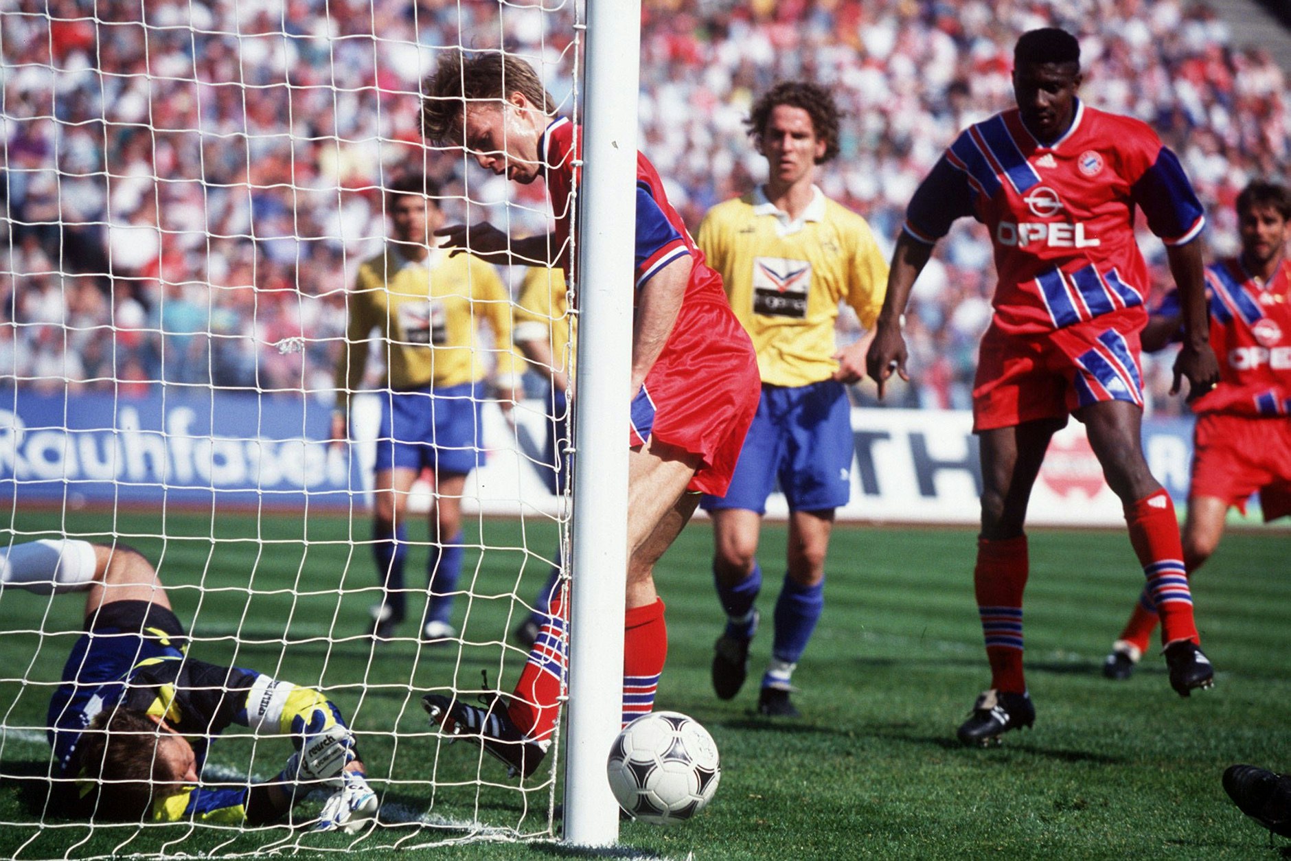 Für alle sichtbar, nur für das Schiedsrichtergespann auf dem Platz nicht: das Phantomtor von Thomas Helmer im Spiel des FC Bayern München beim 1. FC Nürnberg im Jahr 1994.