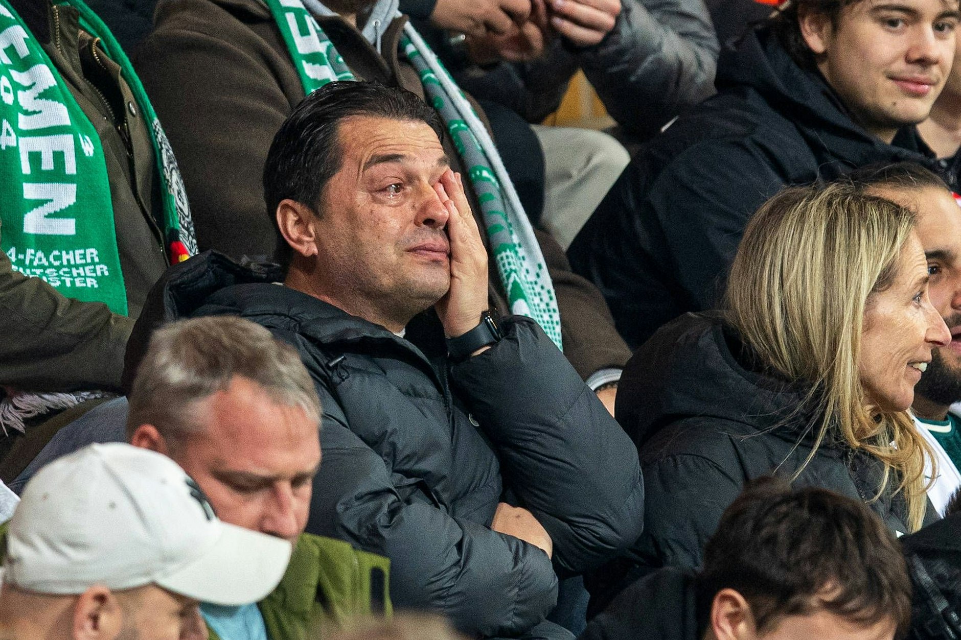 Zu Tränen gerührt: Herthas Ex-Cheftrainer Ante Covic freut sich über das erste Bundesligator seines Sohnes Patrice&nbsp;– ausgerechnet gegen den 1. FC Union Berlin.